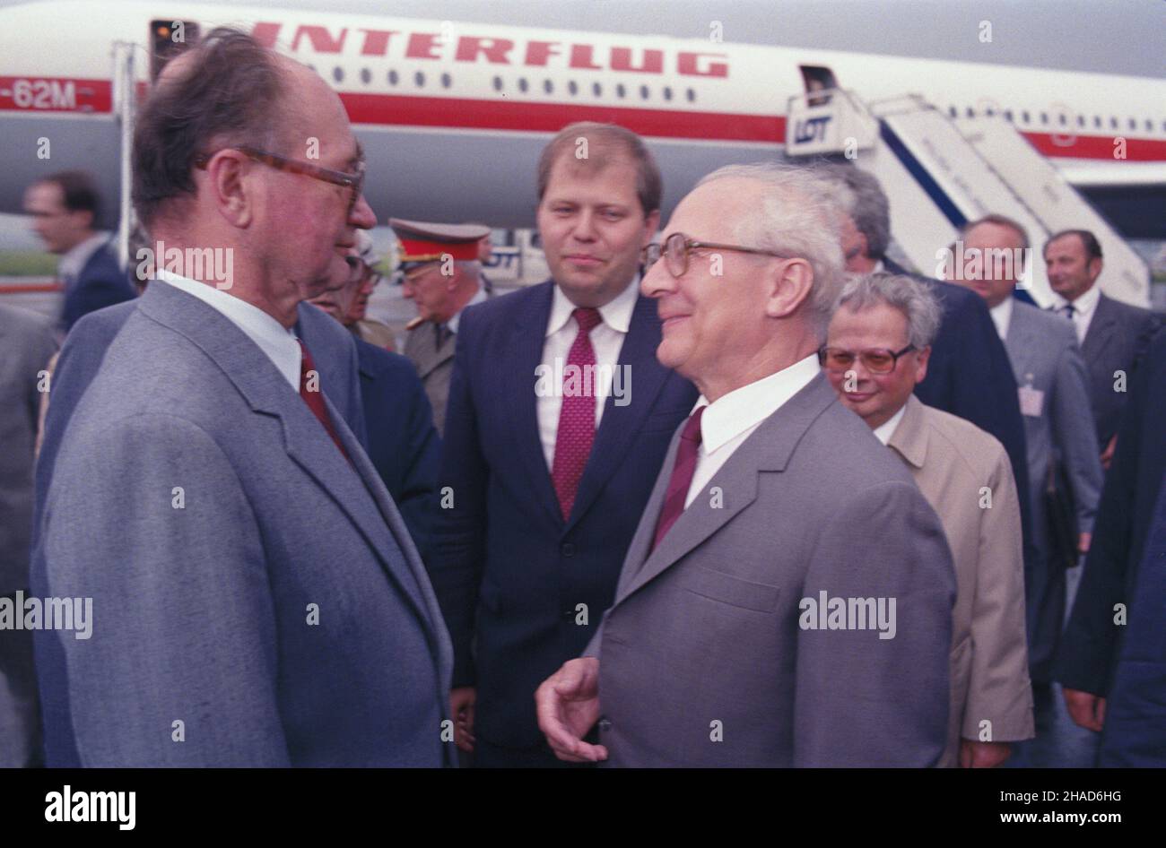 Varsovie 15.07.1988.Narada Doradczego Komitetu Politycznego Pañstw-stron Uk³adu o PrzyjaŸni, Wspó³pracy i pomocy Wzajemnej (15-16.07.1988).cz³onków underetacji z Niemieckiej Republiki Demokratycznej przyby³ych na szczyt Uk³adu Warszawskiego.NZ. na pierwszym planie: przewodnicz¹cy Rady Pañstwa PRL gen.Wojciech Jaruzelski (L) i przewodnicz¹cy Rady Pañstwa NRD Erich Honecker. wb PAP/Tadeusz ZagoŸdziñskiVarsovie 15 juillet 1988.Le débat du Comité consultatif politique des États parties au Pacte pour l'amitié, la coopération et l'assistance mutuelle (15-1 Banque D'Images