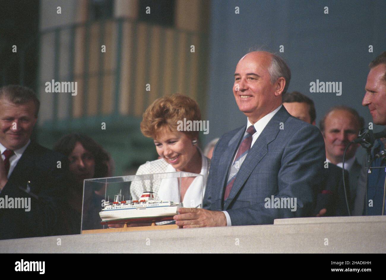 Szczecin 13.07.1988.Wizyta sekretarza generalnego Komunistycznej Partii Zwi¹zku Radzieckiego Michai³a Gorbaczowa W Polsce (11-16.07.1988).Pálkanie z pracownikami Stoczni im.Adolfa Warskiego.NZ.Michai³ Gorbaczow z ¿on¹ Rais¹. wb PAP/Jan MorekSzczecin 13 juillet 1988.Visite du Secrétaire général du Parti communiste de l'Union soviétique en Pologne (11-16 juillet 1988).Rencontre des travailleurs du chantier naval Adolf Warski.Photo : Mihail Gorbachev avec sa femme Raisa. wb PAP/Jan Morek Banque D'Images