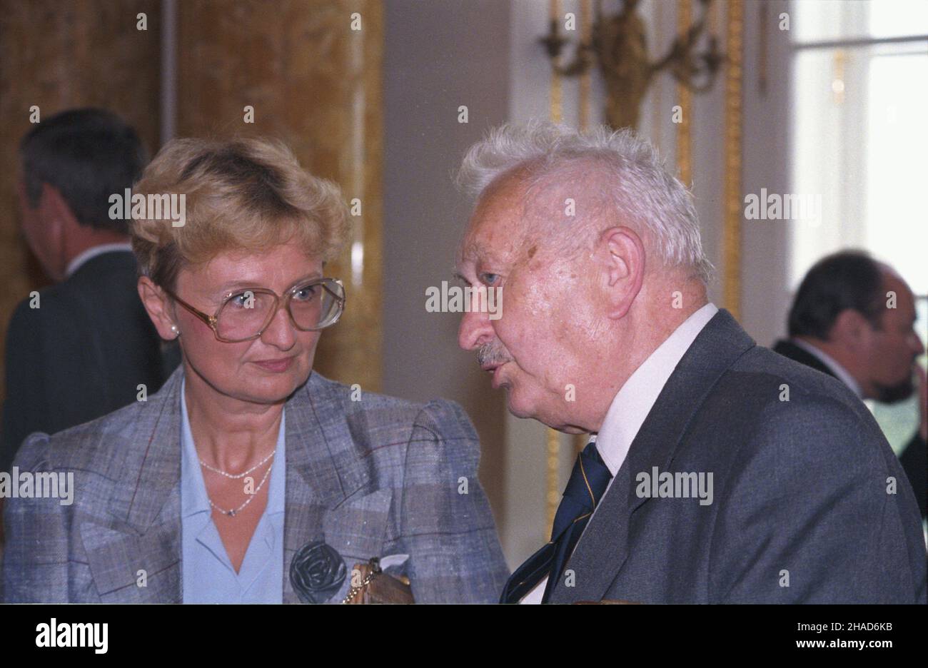 Varsovie 22.07.1988.Obchody Narodowego Œwiêta Odrodzenia Polski - uchwalenia Manifestu Polskiego Komitetu Wyzwolenia Narodowego 22 lipca 1944 r.Na Zamku Królewskim przewodnicz¹cy Rady Pañstwa Wojciech Jaruzelski spotka³ siê z cz³onkami w³adz pañstwowych, partyjnych, ludŸmi nauki i kultury.NZ. Rzecznik pRAW obywatelskich Ewa £êtowska i przewodnicz¹cy Rady Krajowej Patriotycznego ruchu Odrodzenia Narodowego pisarz Jan Dobraczyñski. wb PAP/Jan MorekVarsovie 22 juillet 1988.Cérémonies marquant le jour de restitution de la Pologne - adoption du manifeste du Comité de libération nationale de la Pologne Banque D'Images