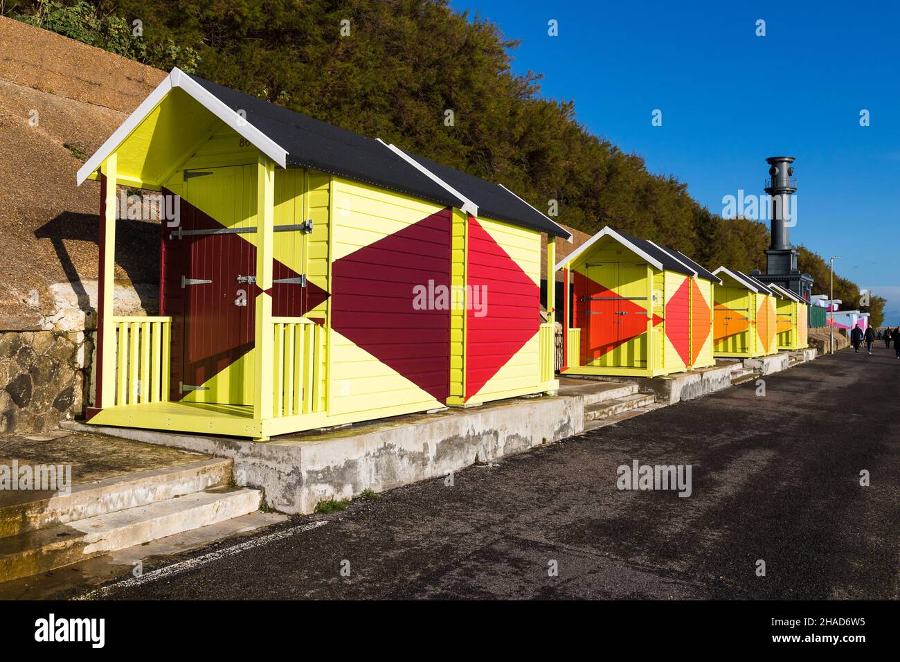 Huttes de plage aux couleurs vives vues sur le front de mer à Folkstone dans le Kent, prises le 4th décembre 2021. Banque D'Images