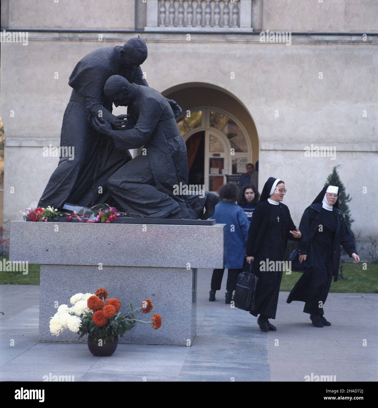 Lublin 10,1988.Katolicki Uniwersytet Lubelski (KUL).Dziedziniec uczelni.NZ. Pomnik Jana Paw³a II i kardyna³a Stefana Wyszyñskiego wed³ug projektu prof.Jerzego Jarnukiewicza. Js PAP/Grzegorz Rogiñski Dok³adny dzieñ wydarzenia nieustalony.Lublin, octobre 1988.Université catholique de Lublin (KUL).Cour de l'université.Photo : un monument à Jean-Paul II et au cardinal Stefan Wyszynski conçu par le professeur Jerzy Jarnukiewicz. Js PAP/Grzegorz Roginski jour de l'événement inconnu Banque D'Images