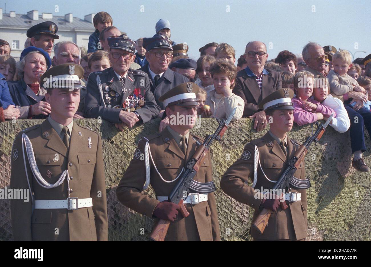 Varsovie 12.10.1988.Uroczysta zmiana warty przed Grobem Nieznanego ¯o³nierza z okazji 45 lecia ludowego Wojska Polskiego (Si³ Zbrojnych Polskiej Rzeczypospolitej Ludowej). Js PAP/Wojciech KryñskiVarsovie 12th octobre 1988.Le gala de relève des gardes devant la tombe du Soldat inconnu, à l'occasion de l'anniversaire 45th des forces armées de la République populaire de Pologne (PRL). Js PAP/Wojciech Krynski Banque D'Images