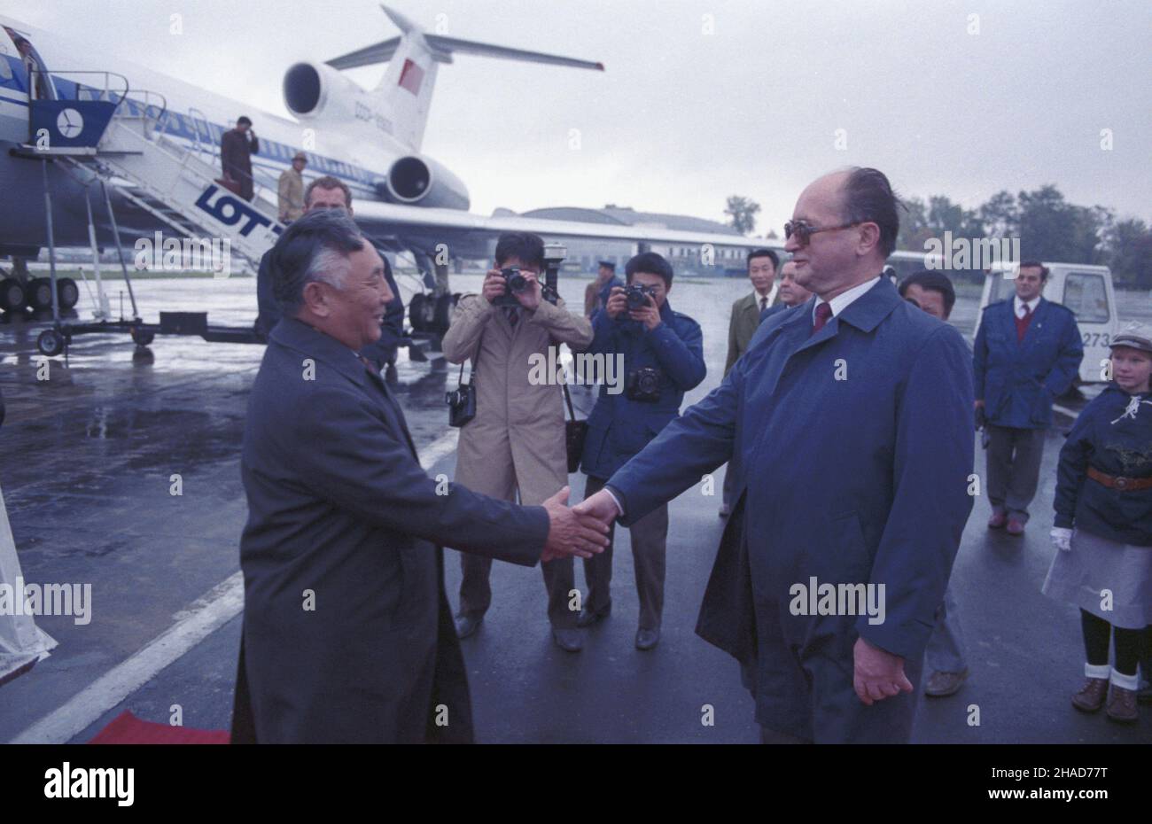 Varsovie 10,1988.Ofijalna wizyta sekretarza generalnego komunistycznej Mongolskiej Partii Ludowo-Rewolucyjnej (MPLR) D¿ambyna Batmuncha W PRL (Polskiej Rzeczpospolitej Ludowej).Powitanie W Porcie Lotniczym Warszawa Okêcie.NZ.D¿ambyn Batmunch (L) wita siê z i sekretarzem KC PZPR gen.Wojciechem Jaruzelskim (P). Js PAP/Wojciech Kryñski Dok³adny dzieñ wydarzenia nieustalony.Varsovie octobre 1988.La visite officielle du Secrétaire général du Parti populaire révolutionnaire communiste mongol (MPRP) en République populaire polonaise.Bienvenue à l'aéroport Varsovie-Okecie.Sur la photo Banque D'Images