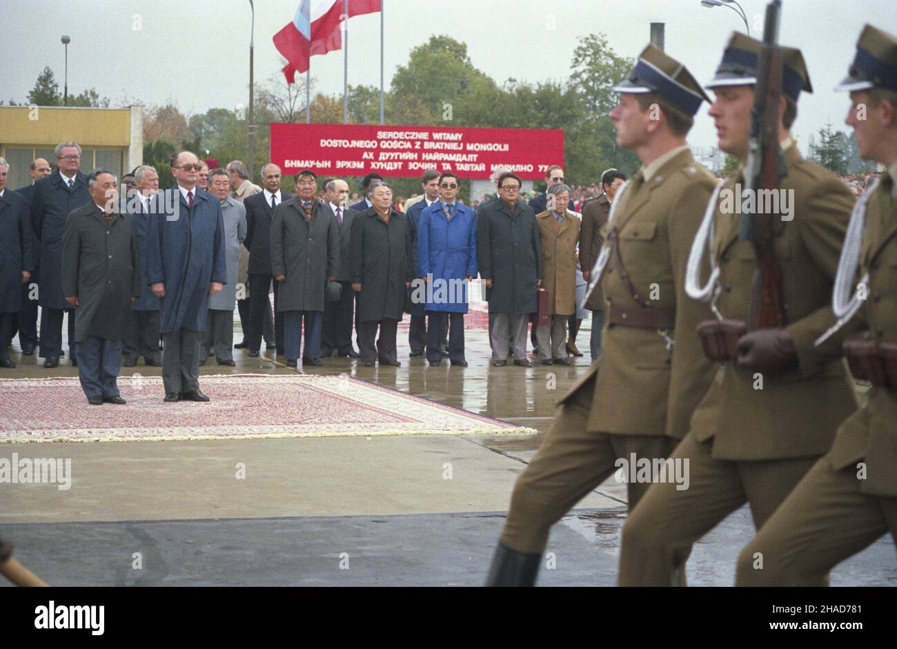 Varsovie 10,1988.Ofijalna wizyta sekretarza generalnego komunistycznej Mongolskiej Partii Ludowo-Rewolucyjnej (MPLR) D¿ambyna Batmuncha W PRL (Polskiej Rzeczpospolitej Ludowej).Powitanie W Porcie Lotniczym Warszawa Okêcie.NZ.D¿ambyn Batmunch (W glêbi, L) z i sekretarzem KC PZPR gen.Wojciechem Jaruzelskim (W g³êbi, P). Js PAP/Wojciech Kryñski Dok³adny dzieñ wydarzenia nieustalony.Varsovie octobre 1988.La visite officielle du Secrétaire général du Parti populaire révolutionnaire communiste mongol (MPRP) en République populaire polonaise.Bienvenue à l'aéroport Varsovie-Okecie Banque D'Images