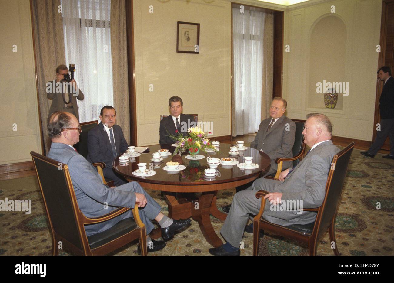 Varsovie 10,1988.DNI Moskwy.Spotkanie i sekretarza Komitetu Moskiewskiego KPZR (Komunistycznej Partii Zwi¹zku Radzieckiego), cz³onka Politbiura Lwa Niko³ajewicza Zajkowa (2P) z i sekretarzem Komitetu Centralnego PZPR (Polskiej Zjedzotzej Robnoczej).Wojciechem Jaruzelskim (1L) oraz i sekretarzem Komitetu Warszawskiego PZPR Januszem Kubasiewiczem (1P) W siedzibie KC PZPR. Js PAP/Wojciech Kryñski Dok³adny dzieñ wydarzenia nieustalony.Varsovie octobre 1988.Les jours de Moscou.Premier secrétaire du Comité de Moscou du Parti communiste de l'Union soviétique, Politbureau Me Banque D'Images