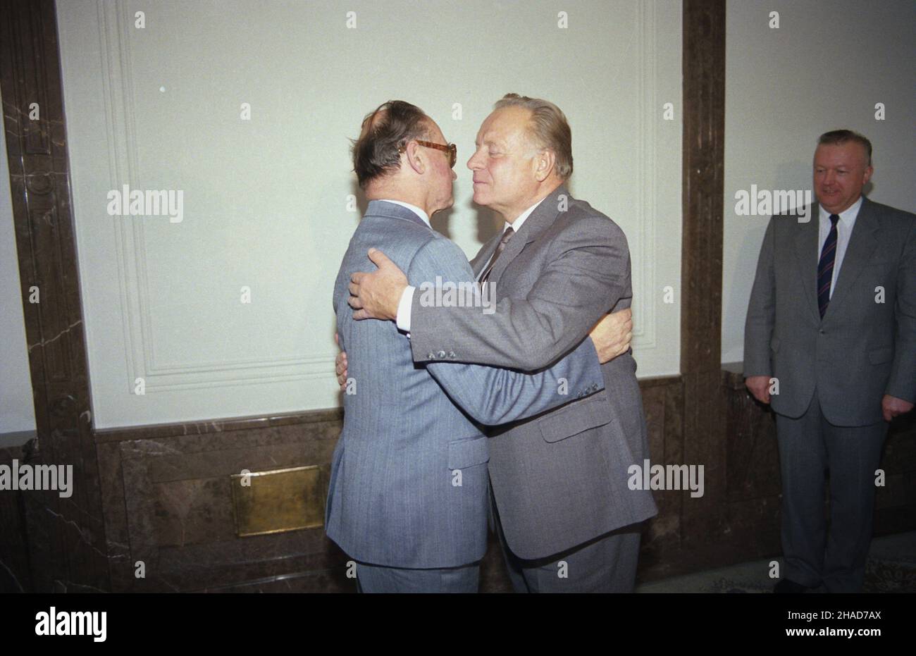 Varsovie 10,1988.DNI Moskwy.Spotkanie i sekretarza Komitetu Moskiewskiego KPZR (Komunistycznej Partii Zwi¹zku Radzieckiego), cz³onka Politbiura Lwa Niko³ajewicza Zajkowa (2P) z i sekretarzem Komitetu Centralnego PZPR (Polskiej Zjedzotzej Robnoczej).Wojciechem Jaruzelskim (1L) oraz i sekretarzem Komitetu Warszawskiego PZPR Januszem Kubasiewiczem (1P) W siedzibie KC PZPR. Js PAP/Wojciech Kryñski Dok³adny dzieñ wydarzenia nieustalony.Varsovie octobre 1988.Les jours de Moscou.Premier secrétaire du Comité de Moscou du Parti communiste de l'Union soviétique, Politbureau Me Banque D'Images