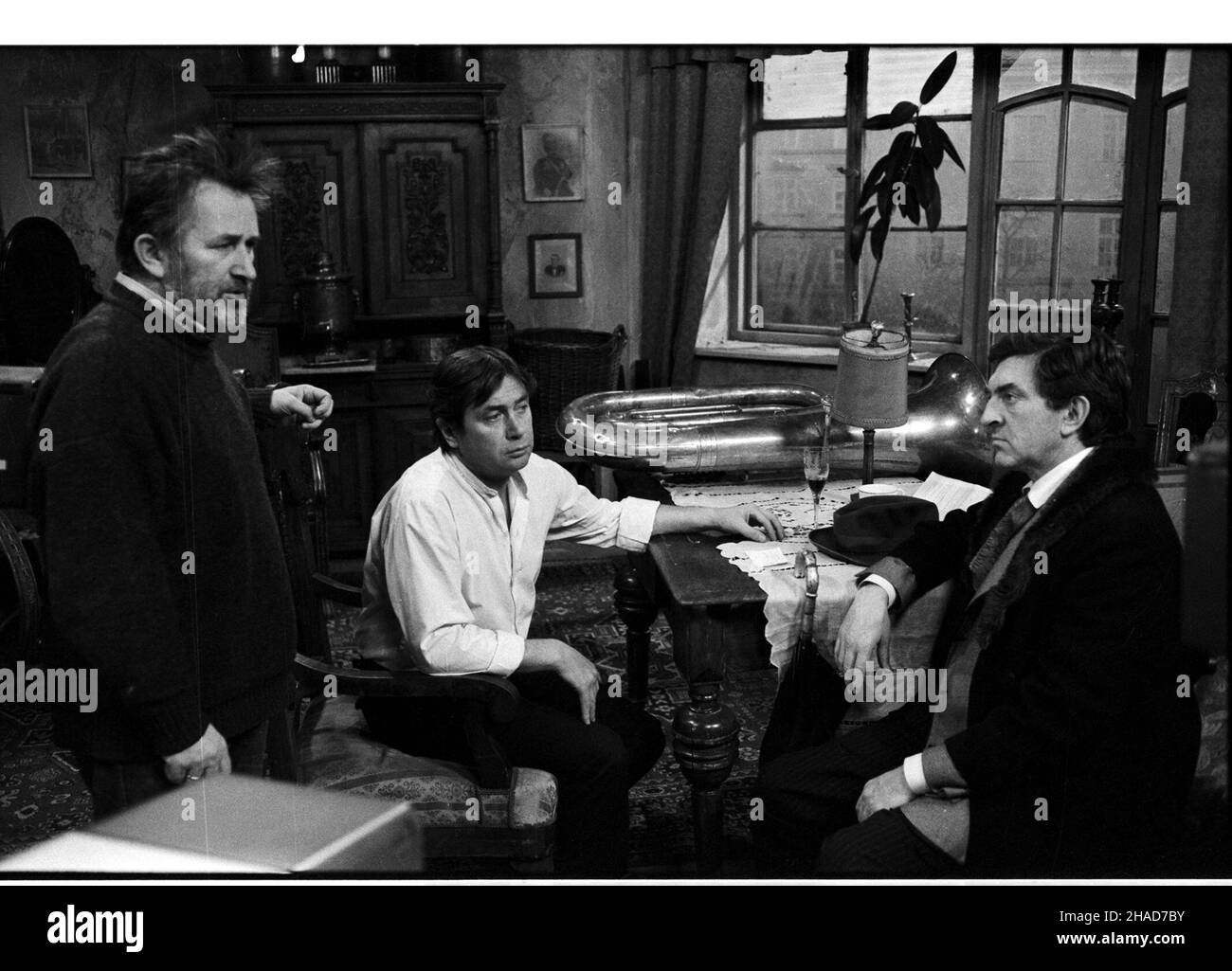 Cracovie 11,1988.Krakowski oœrodek TV.Realizacja sztuki 'Samobójca' W re¿yserii Kazimierza Kutza.NZ.Kazimierz Kutz (L) oraz aktorzy Janusz Gajos (C) i Jerzy Trela./bpt/ PAP/CAF - Maciej Sochor Banque D'Images