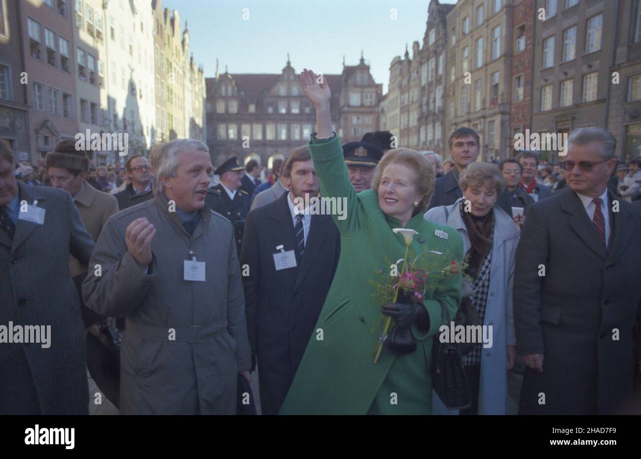 Gdañsk 04.11.1988.Oficjalna wizyta premier ministre Wielkiej Brytanii Margaret Thatcher W Polsce.Zwiedzanie zabytkowego G³ównego Miasta.NZ. m.in. Brytyjska premier ministre (z kwiatami), szef polskiego protoko³u dyplomatycznego Roman Czy¿ycki (P). Js PAP/Wojciech KryñskiGdansk 04 novembre 1988.La visite officielle de la première ministre britannique Margaret Thatcher en Pologne.Visite de la ville principale historique.Photo : le PM britannique (avec des fleurs), chef du protocole diplomatique polonais Roman Gizycki (à droite). Js PAP/Wojciech Krynski Banque D'Images