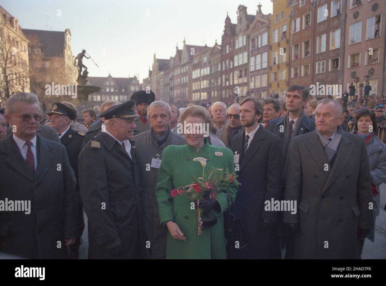 Gdañsk 04.11.1988.Oficjalna wizyta premier ministre Wielkiej Brytanii Margaret Thatcher W Polsce.Zwiedzanie zabytkowego G³ównego Miasta.NZ. m.in. Brytyjska premier ministre (z kwiatami), szef polskiego protoko³u dyplomatycznego Roman Czy¿ycki (L). Js PAP/Wojciech KryñskiGdansk 04 novembre 1988.La visite officielle de la première ministre britannique Margaret Thatcher en Pologne.Visite de la ville principale historique.Photo : le PM britannique (avec des fleurs), chef du protocole diplomatique polonais Roman Gizycki (à gauche). Js PAP/Wojciech Krynski Banque D'Images