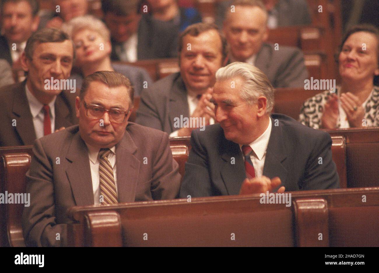 Varsovie 12,1988.Sejm Polskiej Rzeczpospolitej Ludowej.G³osowanie nad zmianami W strukturach Biura Politycznego Komitetu Centralnego Polskiej Zjednoczonej Partii Robotniczej (BP KC PZPR), których pomys³odawc¹ by³ Przewodnicz¹cy Rady Pañstwa gen.Wojciech Jaruzelski.cz³onek Biura Politycznego KC PZPR Zbigniew Messner (I rz.1L), cz³onek Biura Politycznego i sekretarz KC PZPR Józef Czyrek (I rz.1P). Js PAP/Wojciech Kryñski Dok³adny dzieñ wydarzenia nieustalony.Varsovie décembre 1988.Le Sejm (Parlement) de la République populaire de Pologne.Modifications des structures de vote des députés Banque D'Images
