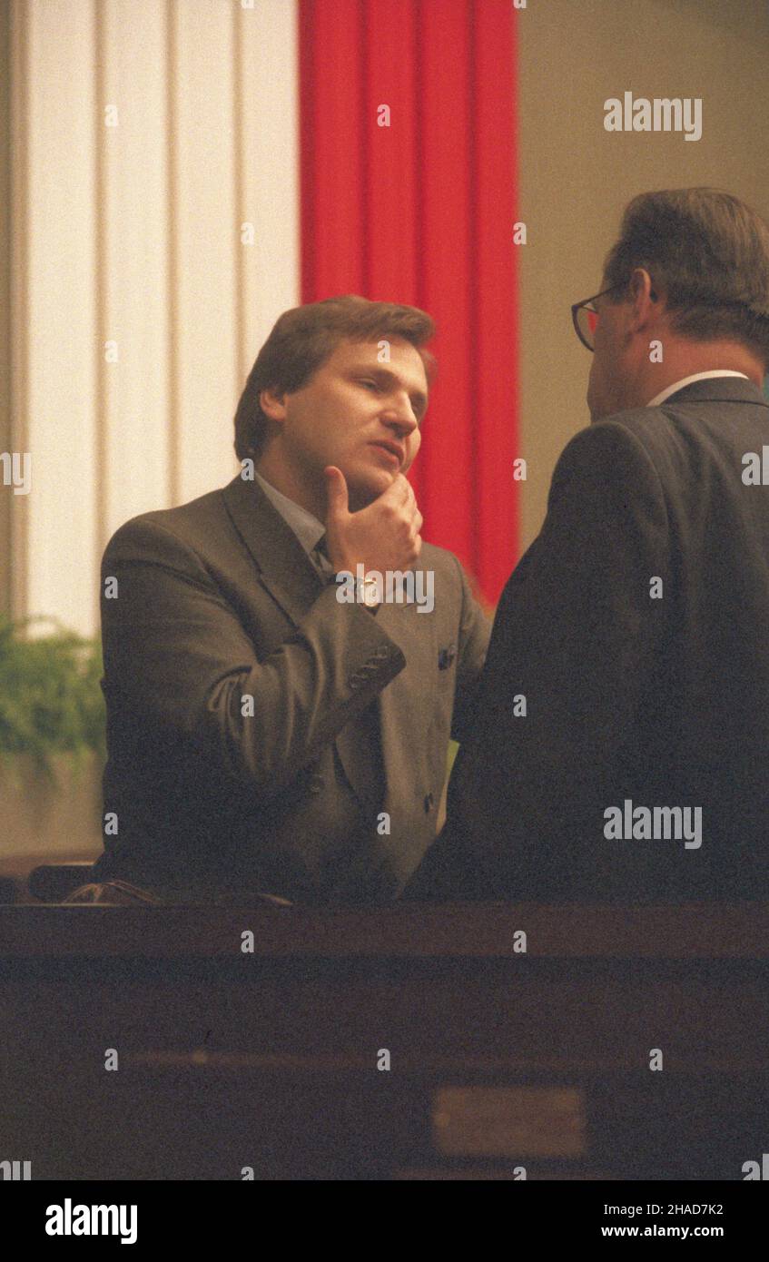 Varsovie 12,1988.Sejm Polskiej Rzeczpospolitej Ludowej.przewodnicz¹cy Komitetu Spo³eczno-Politycznego Rady Ministrów Aleksander Kwaœniewski W kuluarach. Js PAP/Wojciech Kryñski Dok³adny dzieñ wydarzenia nieustalony.Varsovie décembre 1988.Le Sejm (Parlement) de la République populaire de Pologne.Photo: président du Comité socio-politique du Conseil des Ministres Aleksander Kwasniewski dans le foyer. Js PAP/Wojciech Krynski Date de l'événement inconnue. Banque D'Images
