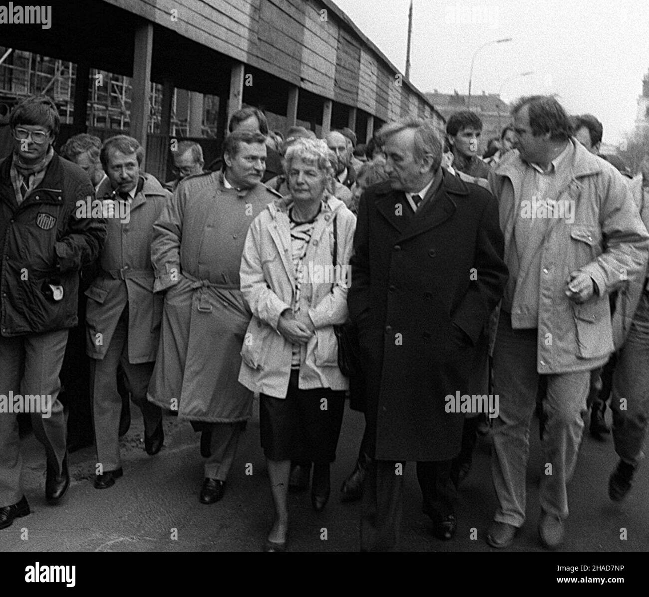 Varsovie, 1989.W drodze na obrady Okr¹g³ego Sto³u, od lewej: Andrzej Celiñski, Janusz Onyszkiewicz, Lech Wa³êsa, Zofia Kuratowska, Tadeusz Mazowiecki.(m.) PAP/Mariusz Szyperko ***Dok³adna données wydarzenia nieustalona***Varsovie, 1989.En route pour les tables rondes polonaises, L-R Andrzej Celinski, Janusz Onyszkiewicz, Lech Walesa, Zofia Kuratowska,Tadeusz Mazowiecki.(m.) PAP/Mariusz Szyperko ***Date de l'événement inconnue*** Banque D'Images