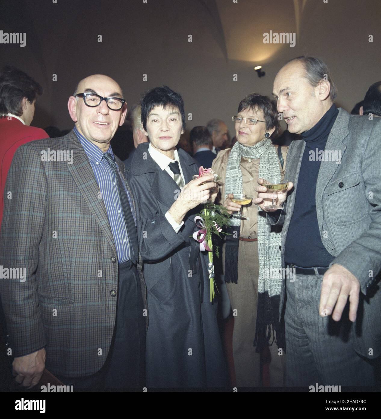 Varsovie 01,1989.W Sali Rady Zamku Królewskiego odby³o siê uroczyste wrêczenie wyró¿nieñ Zas³u¿ony dla Warszawy.NZ. Laureaci, od lewej grafik, twórca plakatów Henryk Tomaszewski, malarka Teresa P¹gowska, platyczka Jolanta Owidzka, rzeŸbiarz Gustaw Zem³a. Js PAP/Tomasz Pra¿mowski Dok³adny dzieñ wydarzenia nieustalony.Varsovie janvier 1989.Un gala de remise des mentions méritées pour Varsovie à la salle du Conseil du Château Royal.Photo : les lauréats, de gauche à droite : laureaci, artiste d'art visal et postier Henryk Tomaszewski, peintre Teresa Pagowska, artiste d'art visuel Jolanta Owidzka Banque D'Images