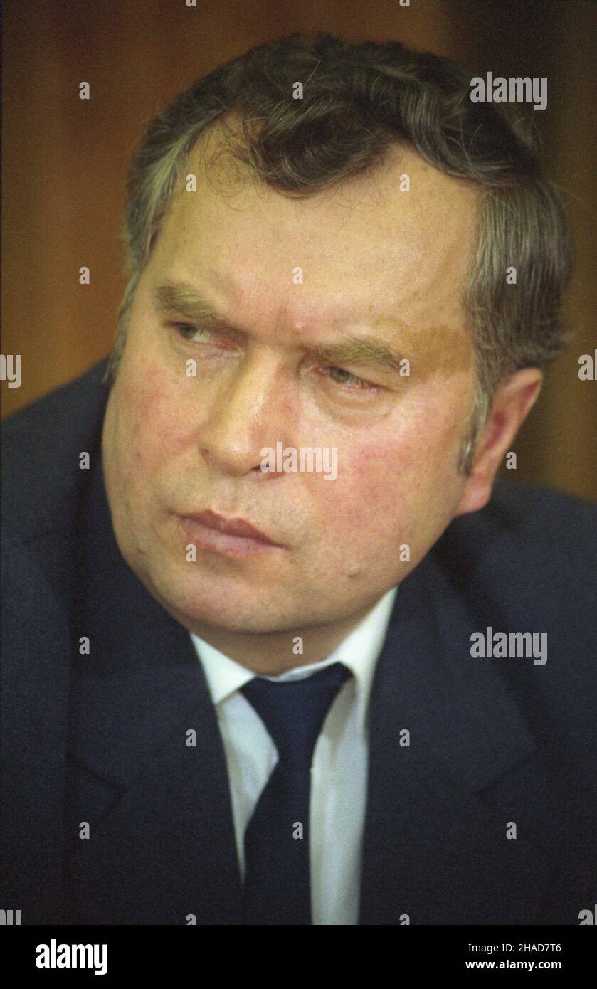 Varsovie 01,1989.Druga czêœæ X Plenum Komitetu Centralnego Polskiej Zjednoczonej Partii Robotnicze (KC PZPR) W dniach 16-18 stycznia.NZ. cz³onek Biura Politycznego KC PZPR Zdzis³aw Œwi¹tek. Js PAP/Tomasz Pra¿mowskiVarsovie janvier 1989.La partie 2nd du Plénum 10th du Comité central du Parti des travailleurs Unis polonais (KC PZPR), le 16-18 janvier.Photo : membre du Bureau politique du KC PZPR Zdzislaw Swiatek. Js PAP/Tomasz Prazmowski Banque D'Images