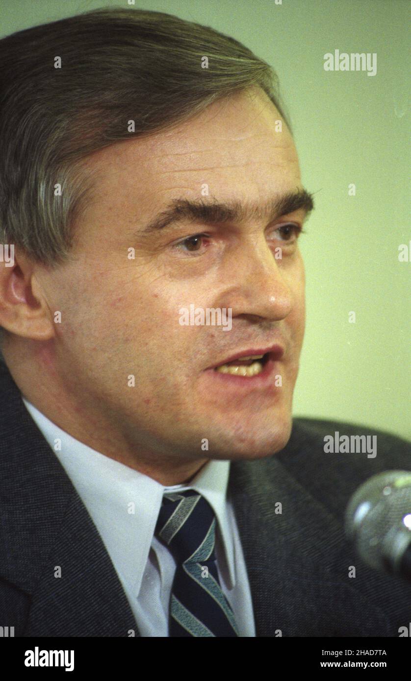 Varsovie 01,1989.Druga czêœæ X Plenum Komitetu Centralnego Polskiej Zjednoczonej Partii Robotnicze (KC PZPR) W dniach 16-18 stycznia.cz³onek Biura Politycznego KC PZPR Leszek Miller. Js PAP/Tomasz Pra¿mowskiVarsovie janvier 1989.La partie 2nd du Plénum 10th du Comité central du Parti des travailleurs Unis polonais (KC PZPR), le 16-18 janvier.Photo : membre du Bureau politique du KC PZPR Leszek Miller. Js PAP/Tomasz Prazmowski Banque D'Images