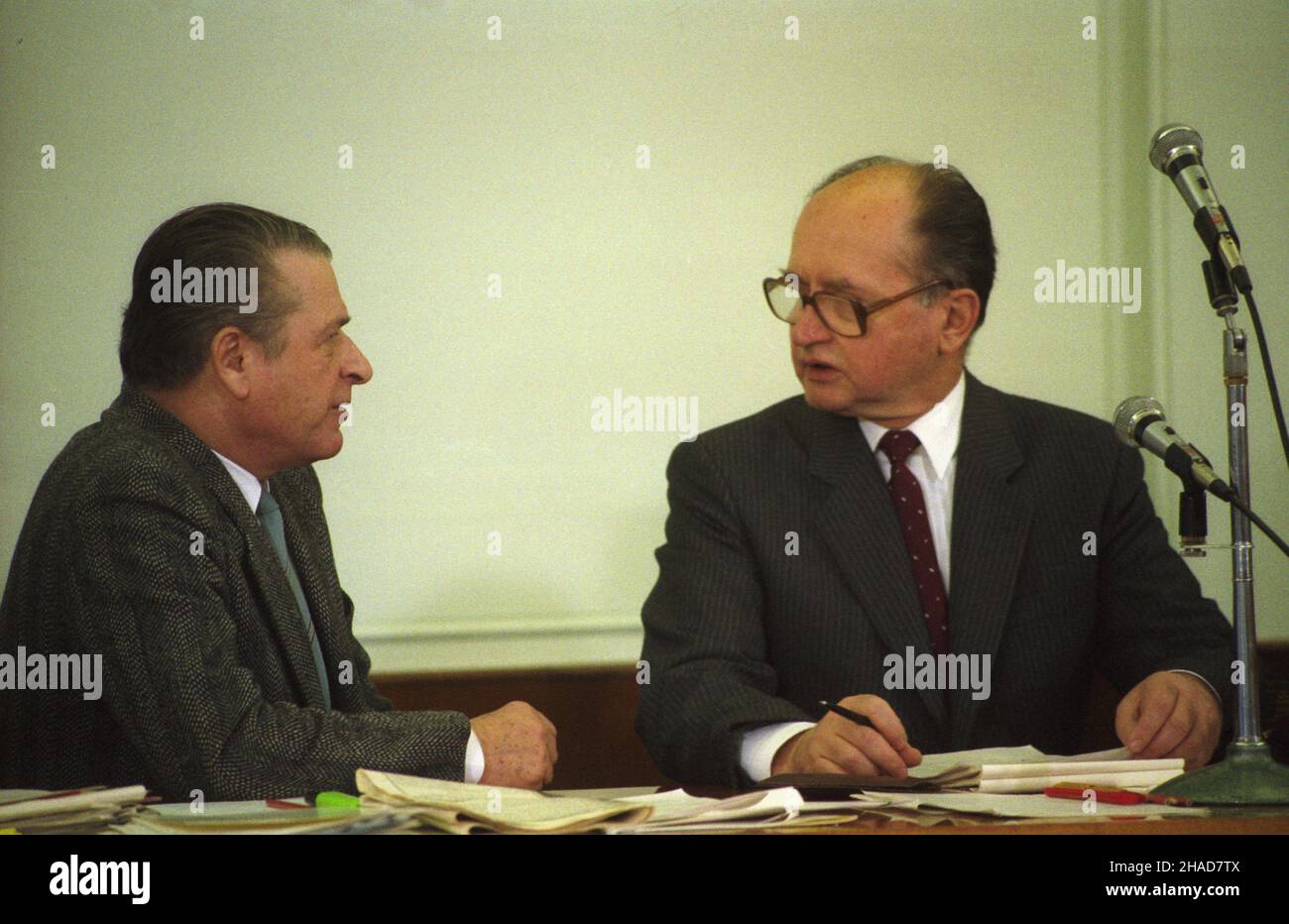 Varsovie 01,1989.Druga czêœæ X Plenum Komitetu Centralnego Polskiej Zjednoczonej Partii Robotnicze (KC PZPR) W dniach 16-18 stycznia.cz³onkowie Biura Politycznego KC PZPR Czes³aw Kiszczak (L) i Wojciech Jaruzelski (P). Js PAP/Tomasz Pra¿mowskiVarsovie janvier 1989.La partie 2nd du Plénum 10th du Comité central du Parti des travailleurs Unis polonais (KC PZPR), le 16-18 janvier.Photo : membres du Bureau politique du KC PZPR Czeslaw Kiszczak (à gauche) et Wojciech Jaruzelski (à droite). Js PAP/Tomasz Prazmowski Banque D'Images