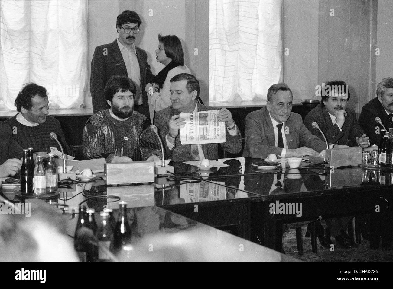 Varsovie, 1989-02.W dniach 6 lutego-5 kwietnia odbywa³y siê obrady Okr¹g³ego Sto³u, rozmowy prowadzone przez przedstawicieli w³adz PRL, opozycji i Koœcio³a, W wyniku których rozpoczê³a siê transformacja ustrojowa Polskiej Rzeczypospolepolej Ludowitej.NZ. Obrady zespo³u ds. Plulalizmu zwi¹zkowego, strona oposzycyjna, od lewej: Henryk Wujec, W³adys³aw Frasyniuk, stoi Jan Dworak, Beata Chmiel, Lech Wa³êsa,Tadeusz Mazowiecki, Lech Kaczyñski. gr PAP/Grzegorz Rogiñski Dok³adny dzieñ wydarzenia nieustalony. Banque D'Images