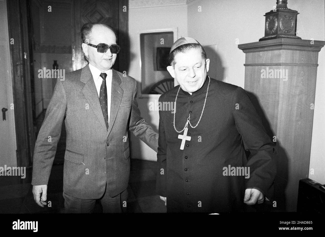 Polska 04,1989.Je sekretarz KC PZPR genera³ Wojciech Jaruzelski (L) z Prymasemem Polski Józefem Glempem (P).PAP/Grzegorz Rogiñski soa Dok³adna data nieznana. Banque D'Images