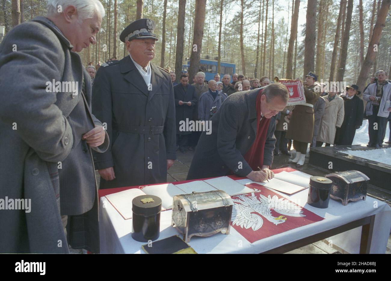 ZSRR Katyñ 05.04.1989.Uroczystoœci W Lesie Katyñskim niedaleko Smoleñska, W miejcu spoczynku wymordowanych przez NKWD W 1940 r. obywateli pañstwa polskiego, których po wkroczeniu Armii Czerej do Polski 17 wrzeœnia 1939 r. wêzestowo.W uroczystoœciach uczestnicz¹ rodziny katyñskie.NZ. m.in.: przewodnicz¹cy Rady Ochrony Pamiêci Walk i Mêczeñstwa genera³ dywizji Roman Paszkowski (2L), ambasador PRL W Moskwie W³odzimierz Natorf (podpisuje). ka PAP/Grzegorz RogiñskiURSS, Katyn, 5 avril 1989.Les cérémonies dans la forêt de Katyn près de Smolensk.Le secret soviétique Banque D'Images