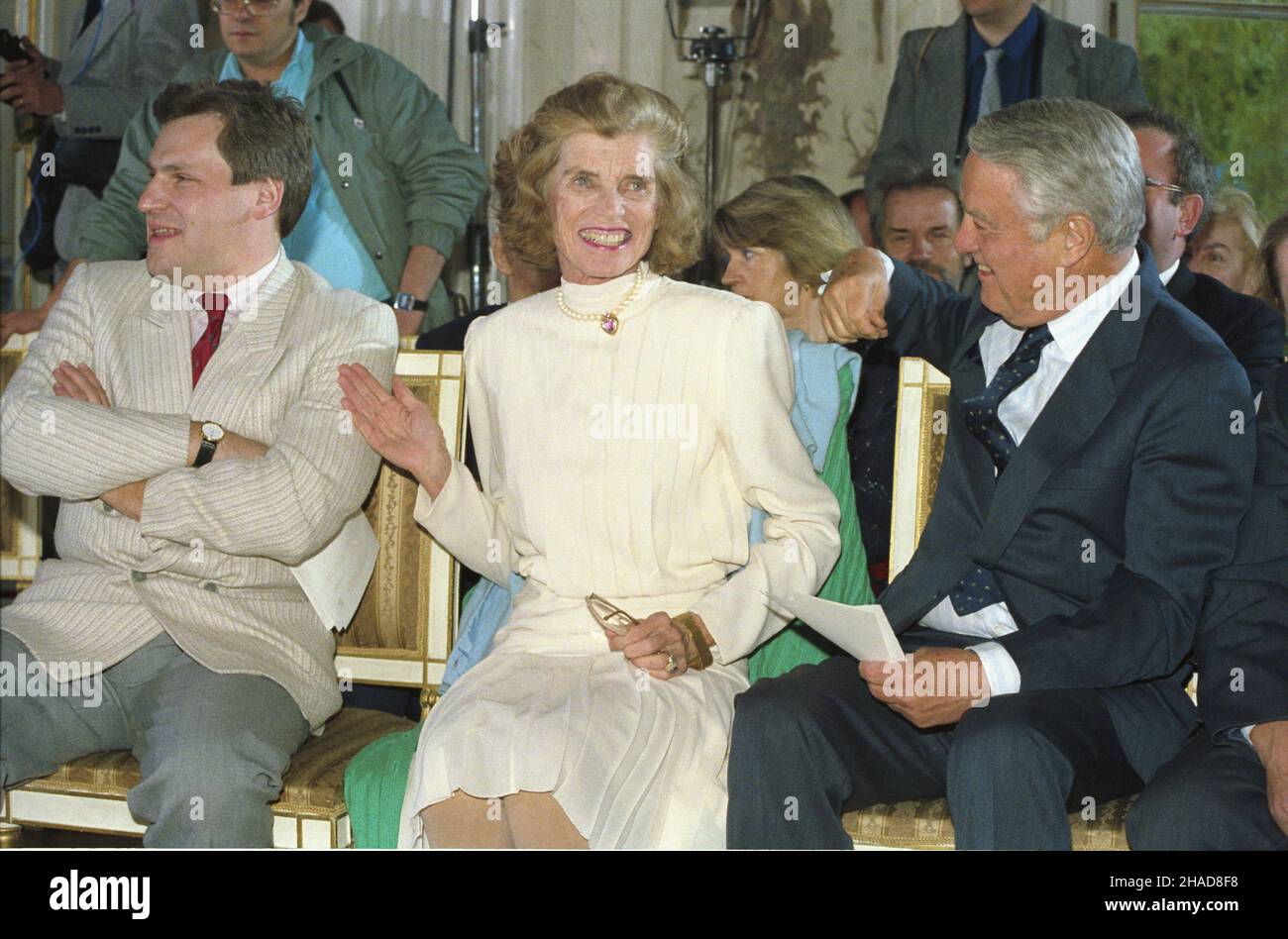 Varsovie 05,1989.Uroczystoœæ wrêczenia Ordrów Uœmiechu amerykañskiej dzia³aczce spo³ecznej Eunice Kennedy Shriver i jej mê¿owi, politykowi Sargentowi Shriverowi, odznaczenia przyznawanego przez dzieci osobom zas³u¿onym W obronie ich pRAW.OD lewej: ministre Aleksander Kwaœniewski, Eunice Kennedy Shriver, Sargent Shriver. ka PAP/Jan Bogacz Dok³adny dzieñ wydarzenia nieustalony.Varsovie, mai 1989.Le mariage pour présenter l'ordre du sourire à la travailleuse sociale américaine Eunice Kennedy Shriver et à son mari, le politicien Sargent Shriver.L'ordre du sourire est donné par les enfants à adul Banque D'Images