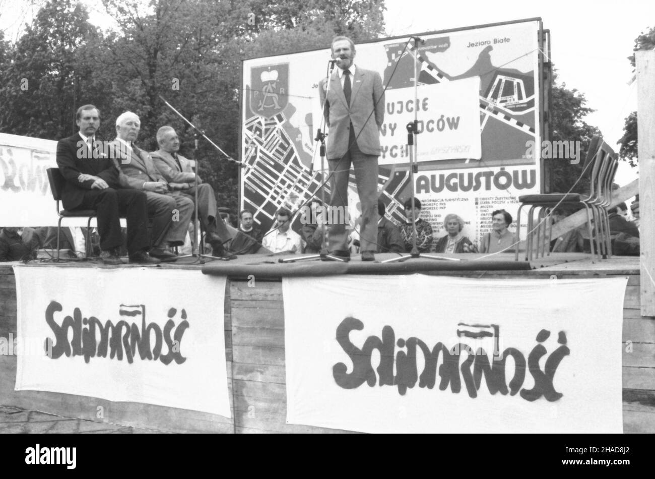 Augustów 1989-05.pos³ów i senatorów z ramienia 'olidarnoœci' .NZ: Przemawia kadydat Bronis³aw Geremek. rs/bpt PAP/CAF-Roman Sieñko Banque D'Images