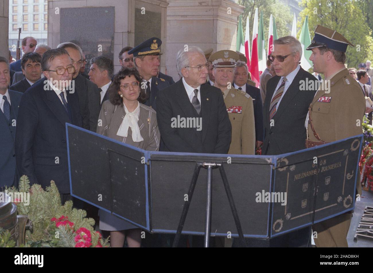 Varsovie 10.05.1989.Prezydent W³och Francesco Cossiga W Polsce (10-13.05.1989).NZ. m.in. ministre spraw zagranicznych W³och Giulio Andreotti (L), prezydent Francesco Cossiga (4P) z ¿on¹ Giusepp¹ Sigurani przy ksiêdze pami¹tkowej Grobu Nieznanego ¯o³nierza na placu Zwyciêstwa. ka PAP/Jan BogaczVarsovie 10 mai 1989.Président italien Francesco Cossiga en Pologne (10 et 13 mai 1989).Photo entre autres: Le ministre italien des Affaires étrangères Giulio Andreotti (à gauche), le président Francesco Cossiga (4th à droite) et la première dame Giuseppa Sigurani au livre souvenir de la tombe de l'inconnu vendu Banque D'Images