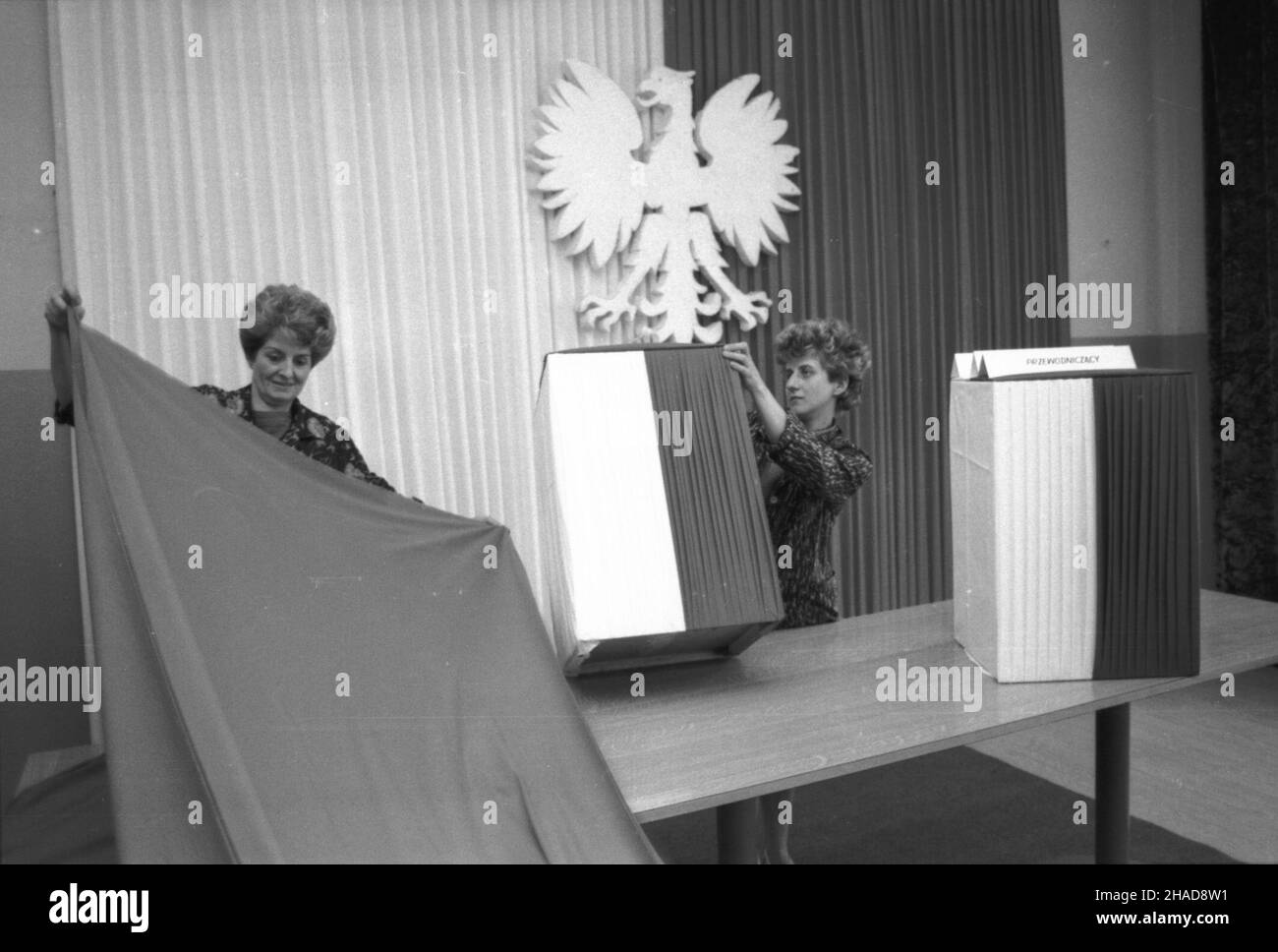 Lublin 1989-06-02.W lokalach Obwodowych Komisji Wyborczych trwaj¹ ostatnie przygotowania do niedzielnych wyborów.NZ: w lokalu Obwodowej Komisji Wyborczej NR 65 mieszcz¹cym siê W Szkole Podstawowej NR 17. mt/soa PAP/Miros³aw Trembecki Banque D'Images