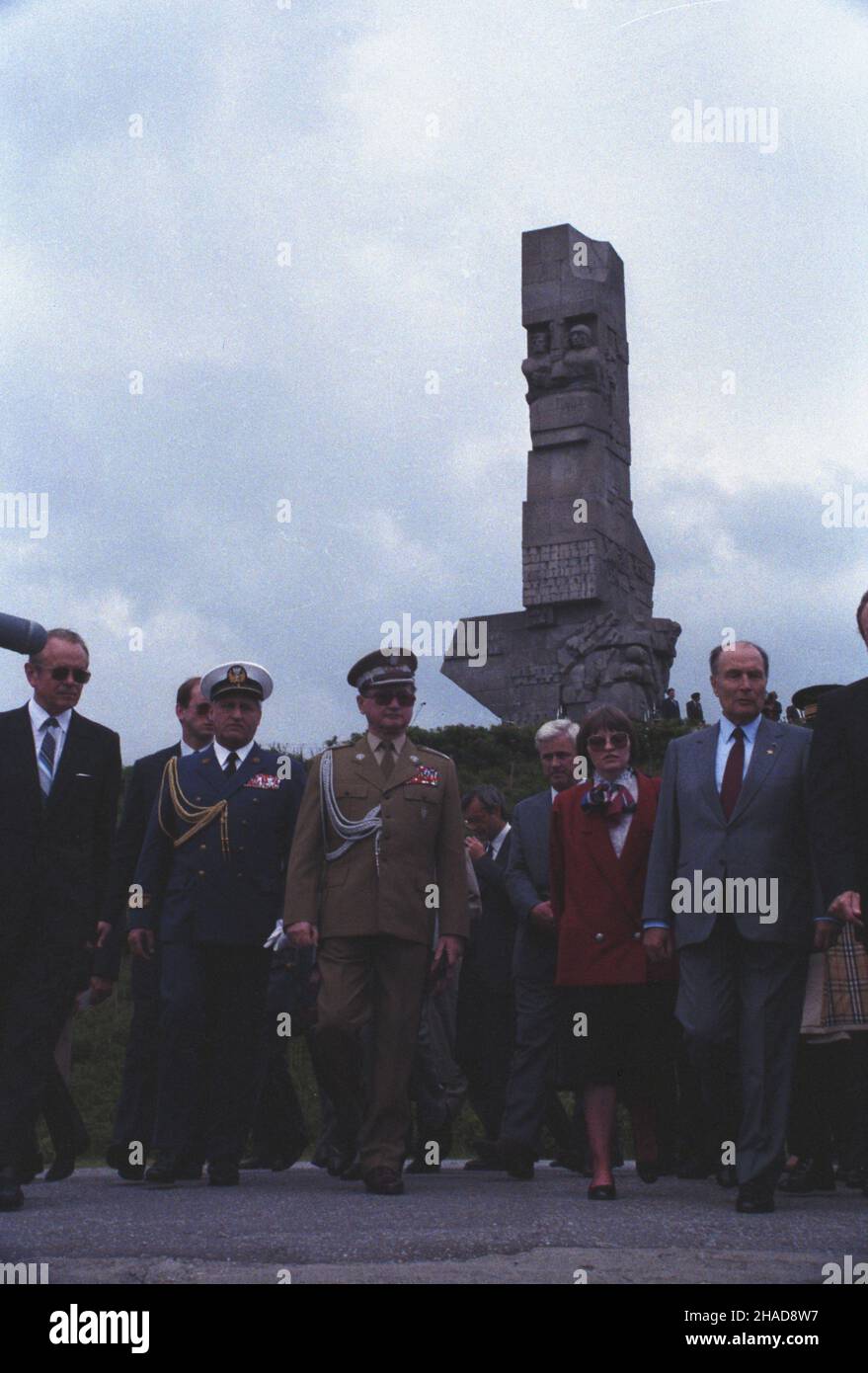 Gdañsk 15.06.1989.Wizyta prezydenta Francji Francoisa Mitterranda W Polsce (14-16.06.1989).NZ. m.in.: François Mitterand (1P), przewodnicz¹cy Rady Pañstwa PRL gen.Wojciech Jaruzelski (3L), dowódca Marynarki Wojennej wiceadmira³ Piotr Ko³odziejczyk (2L), MSZ Janusz Œwitkowski (L) pod pomnikiem Obroñców Wybrze¿a na Westerplatte. ka PAP/Ireneusz SobieszczukGdansk 15 juin 1989.Le président français François Mitterrand se rend en Pologne (14-16 juin 1989).Photo entre autres: François Mitterand (1st à droite), président du Conseil d'Etat de la République populaire de Pologne, général Wojciech jar Banque D'Images