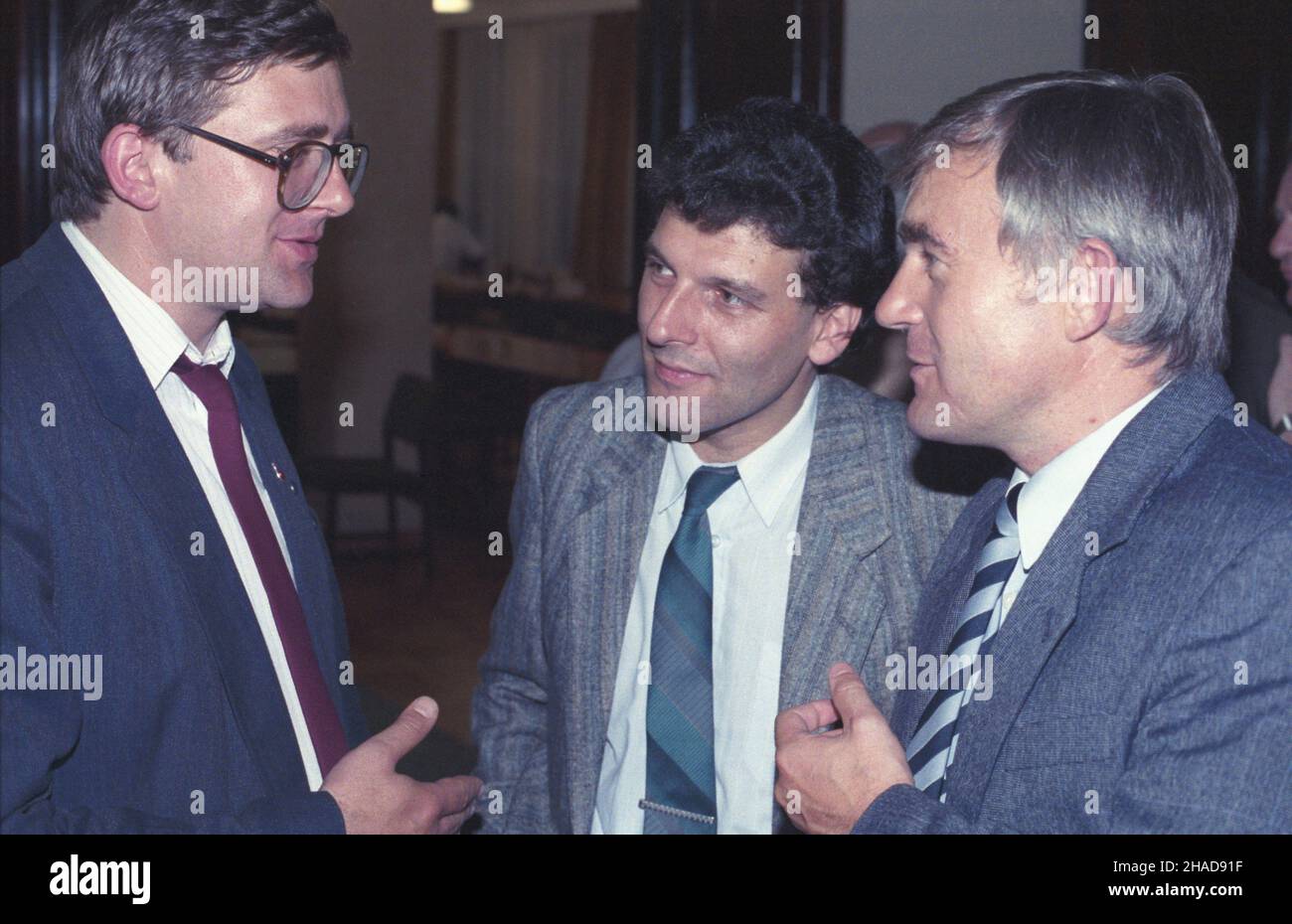 Varsovie 07,1989.II czêœæ posiedzenia XIII Plenum Komitetu Centralnego Polskiej Zjednoczonej Partii Robotniczej (28-29.07.1989 r.) W Urzêdzie Rady Ministrów.W drugim dniu obrad prezydent Wojciech Jaruzelski zrezygnowa³ z funkcji i sekretarza KC PZPR, któr¹ obj¹³ Mieczys³aw Rakowski.NZ. m.in. Sekretarz KC PZPR Leszek Miller (P), pose³ S³awomir Wiatr (C). ka PAP/Jan Bogacz Dok³adny dzieñ wydarzenia nieustalony.Varsovie juillet 1989.La deuxième partie des 13th débats plénières du Comité central du Parti des travailleurs Unis polonais (KC PZPR, 28-29 juillet 1989) au Bureau du Banque D'Images