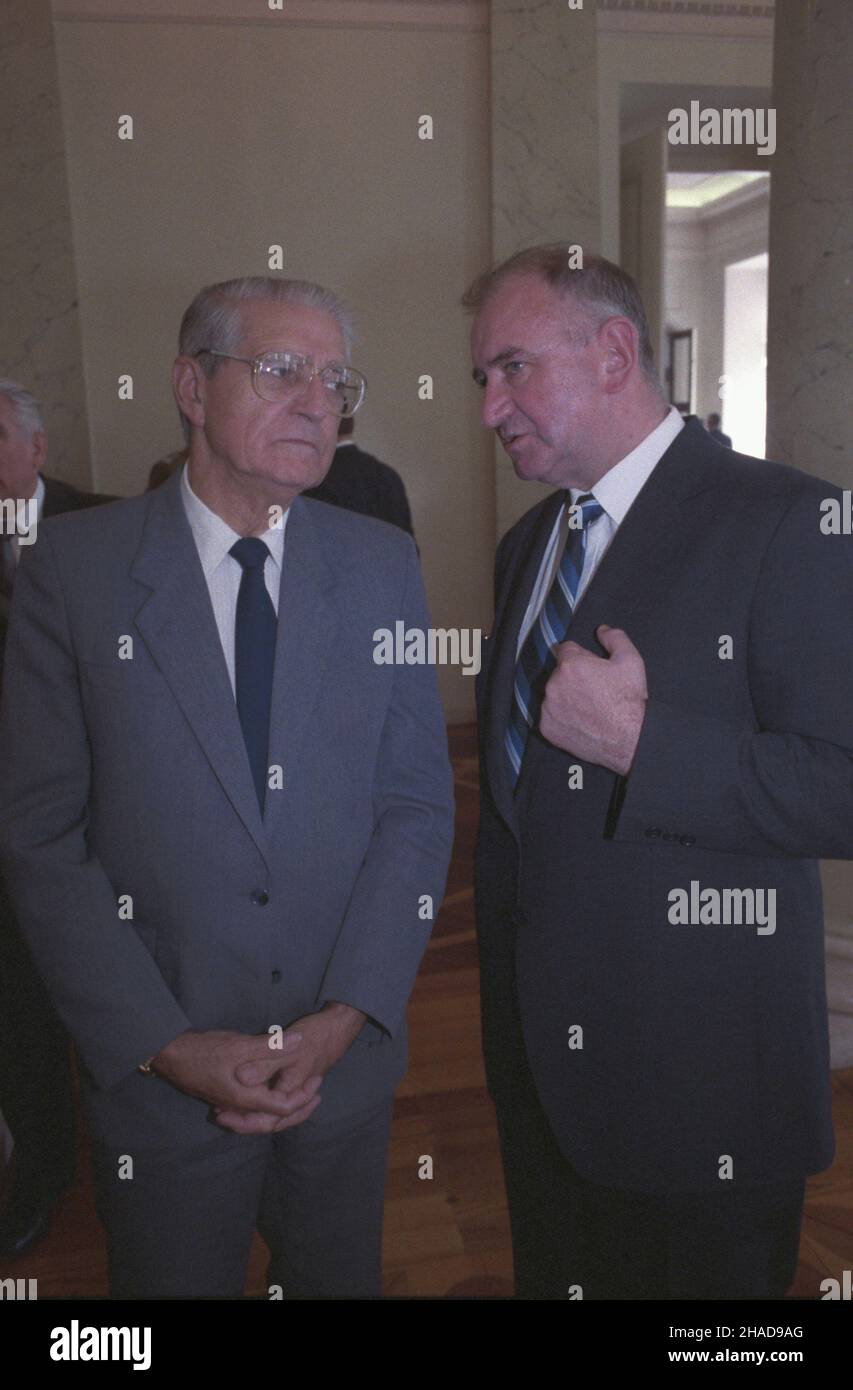 Varsovie 22.07.1989.Z okazji 45. Rocznicy powstania PRL, W Narodowe Œwiêto Odrodzenia Polski, W Pa³acu Rady Ministrów prezydent Wojciech Jaruzelski spotka³ siê z cz³onkami najwy¿szych w³adz pañstwowych, kierowicm organizacji spo³ecznych, zawodowiszosturawistawistaz œwiata i kistawistawistawistawych i.NZ. Historyk prof.Aleksander Gieysztor (L) i przewodnicz¹cy Stronnictwa Demokratycznego Jerzy JóŸwiak (P). ka PAP/Grzegorz RogiñskiVarsovie 22 juillet 1989.Le 45th anniversaire de la République populaire de Pologne (PRL, Journée nationale de la renaissance de la Pologne).Le Président Wojciech Jaruzelski, au Palais Banque D'Images