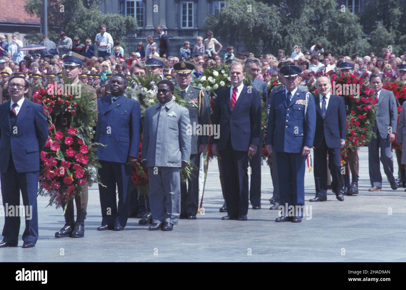 Varsovie 22.07.1989.Obchody Narodowego Œwiêta Odrodzenia Polski (Œwiêto 22 Lipca) na placu Zwyciêstwa.NZ. Przedstawiciele delegacji zagranicznych sk³adaj¹ wieñce na p³ycie Grobu Nieznanego ¯o³nierza. ka PAP/Grzegorz RogiñskiVarsovie, le 22 juillet 1989.Fête nationale (22 juillet) célébrations sur la place Zwyciestwa (victoire).Photo: Des délégués étrangers ont déposé des couronnes à la tombe du Soldat inconnu. ka PAP/Grzegorz Roginski Banque D'Images