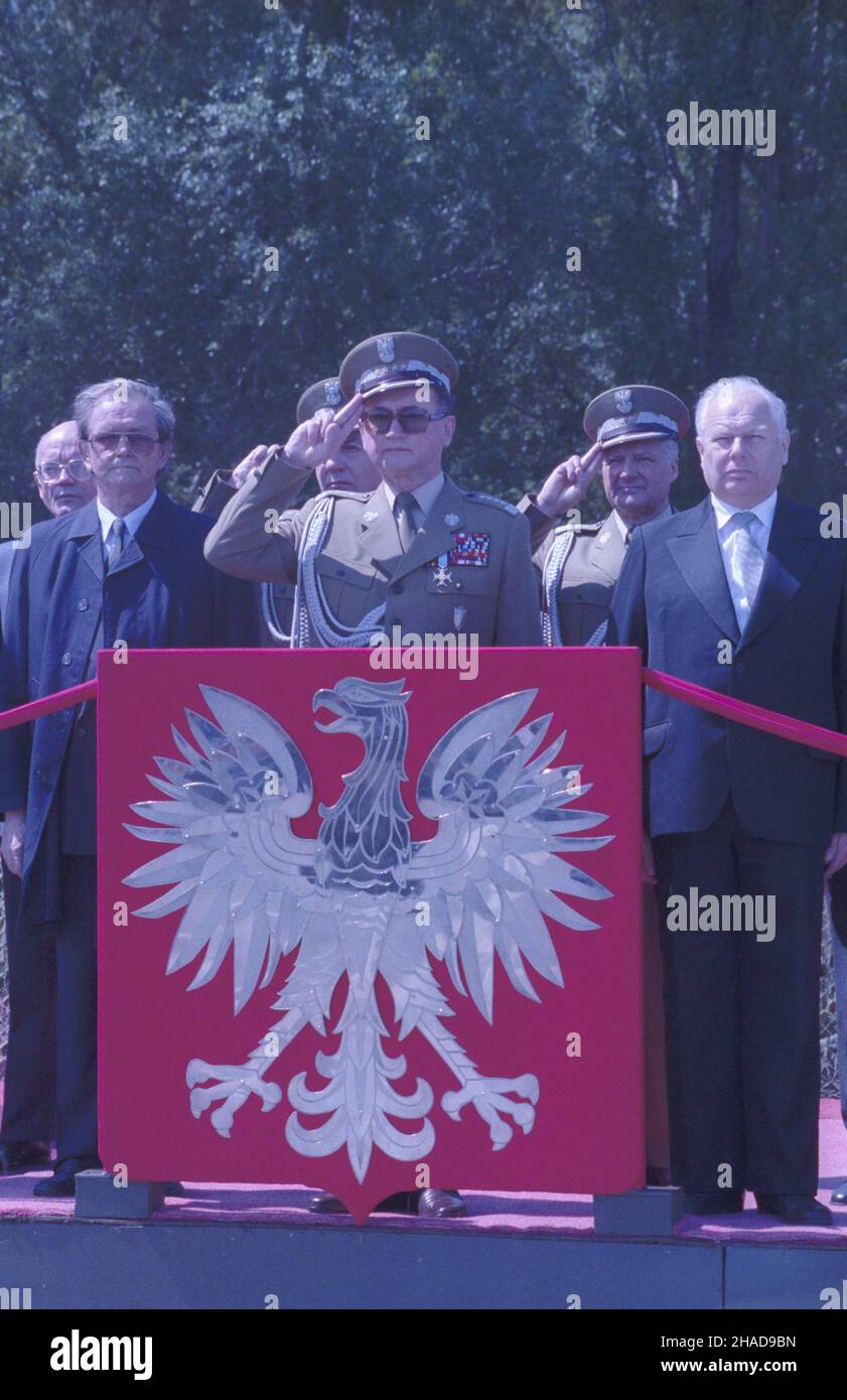 Varsovie 22.07.1989.Obchody Narodowego Œwiêta Odrodzenia Polski (Œwiêto 22 Lipca) na placu Zwyciêstwa.Defilada oraz uroczysta zmiana warty przy Grobie Nieznanego ¯o³nierza.NZ. m.in.: wicemarsza³ek Sejmu Tadeusz Fiszbach (L), marsza³ek Sejmu Miko³aj Kozakiewicz (2L), przydent Polski gen.Wojciech Jaruzelski (3P), dowódca Warszawskiego Okrêgu Wojskowego, genera³ dywizji Jan Kuriata (2P), marsza³ek Senatu Andrzej Stelmachowski (1P). ka PAP/Ireneusz SobieszczukVarsovie, le 22 juillet 1989.La Journée nationale de la Pologne (22 juillet) est célébrée par un défilé militaire et une cérémonie de modification du gua Banque D'Images