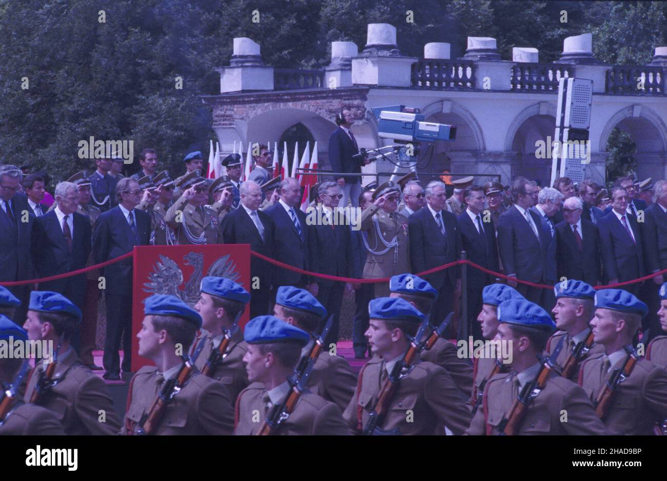 Varsovie 22.07.1989.Obchody Narodowego Œwiêta Odrodzenia Polski (Œwiêto 22 Lipca) na placu Zwyciêstwa.Defilada oraz uroczysta zmiana warty przy Grobie Nieznanego ¯o³nierza.NZ. prezydent PRL genera³ Wojciech Jaruzelski wraz z przedstawicielami w³adz partyjnych i pañstwowych oraz wojska na trybunie honorowej. ka PAP/Ireneusz SobieszczukVarsovie, le 22 juillet 1989.La Journée nationale de la Pologne (22 juillet) est célébrée par un défilé militaire et une cérémonie de relève de la garde à la tombe du Soldat inconnu sur la place Zwyciestwa (victoire).Photo : le président Wojciech Jaruzelski avec le communiste p Banque D'Images