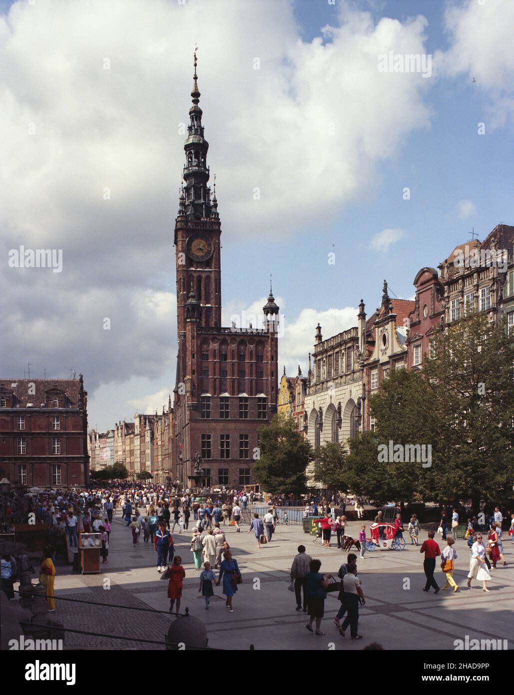 Gdañsk 10,1989.Ulica D³ugi Targ przechodz¹ca przez G³ówne Miasto, pe³ni funkcjê rynku, jest przed³u¿eniem ul.D³ugiej, z któr¹ tworzy tzw.Drogê Królewsk¹.NZ. Zabytkowy gmach ratusza miejskiego (siedziba Muzeum Historycznego Miasta Gdañska). ka PAP/Jan Morek Dok³adny dzieñ wydarzenia nieustalony.Gdansk octobre 1989.La rue Dlugi Targ (prolongement de la rue Dluga) joue le rôle d'une place de marché.Photo: Hôtel de ville (siège du Musée historique de la ville de Gdansk). ka PAP/Jan Morek jour de l'événement inconnu Banque D'Images