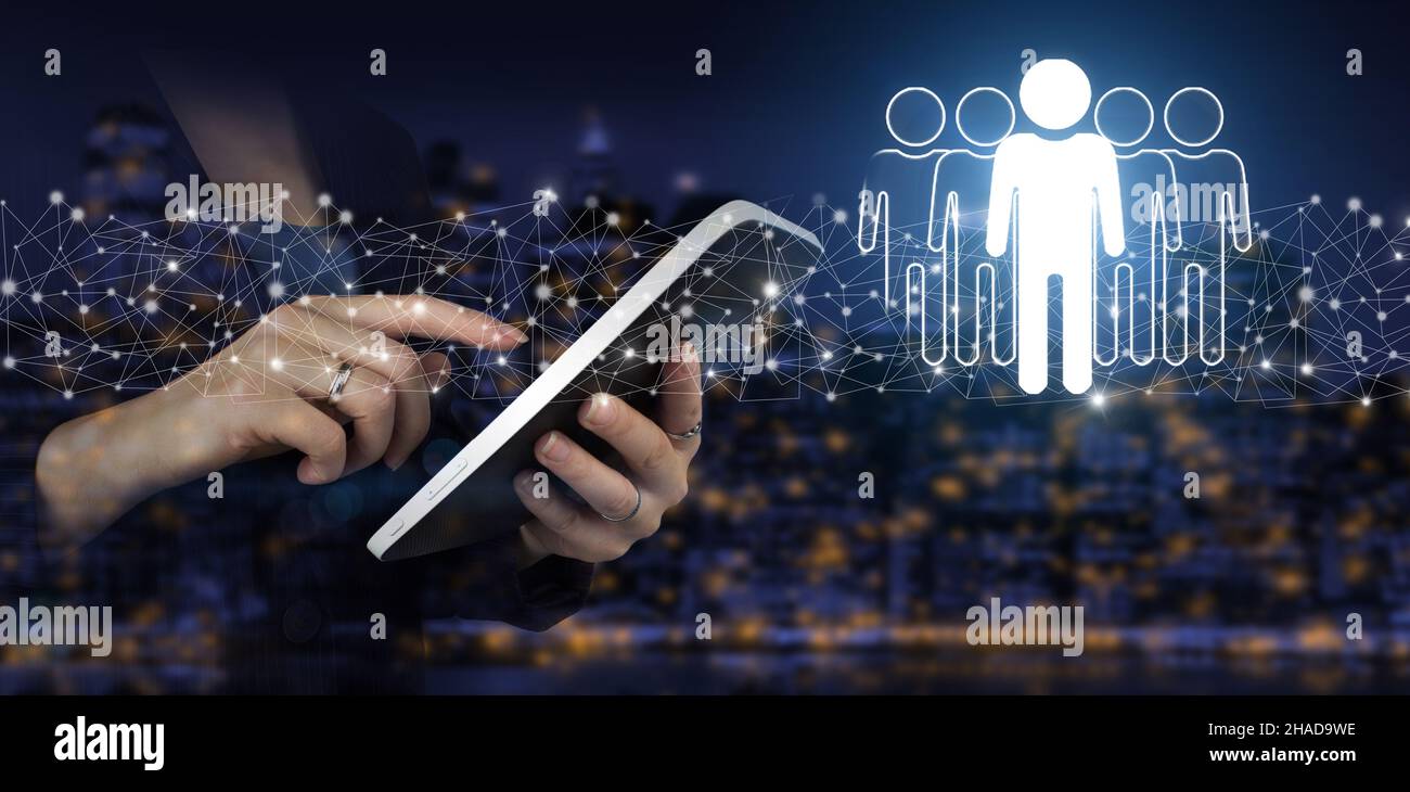 RH Ressources humaines, relations avec les peuples structure organisationnelle.Tablette blanche tactile avec hologramme numérique Human, le signe leader sur la ville noir flou bac Banque D'Images