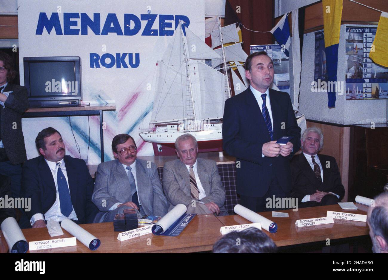 Varsovie 28.12.1989.Konkurs Menad¿er Roku 1989.OD lewej: szef korporacji Przymierze, w³aœciciel firmy Sherida Krzysztof Habich, prezes spó³ki Gambit Zbbiew Strza³kowski, w³aœciciel firmy Sofix Krystian J. Barcz, prezes spó³ki Interster Stanis³aw To³wiñski i w³aœciciel firmy Odeon Juan CarbajalVarsovie, le 28 décembre 1989.Le concours Manager de l'année 1989.Photo de gauche: président de la société Przymierze, propriétaire de la société Sherida Krzysztof Habich, président de la société Gambit Zbigniew Strza³kowski, propriétaire de la société Sofix Banque D'Images