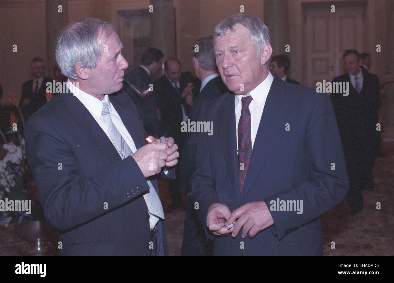 Varsovie 11.01.1990.Noworoczne spotkanie prezydenta gen.Wojciecha Jaruzelskiego z korputem dyplomatycznym W Pa³acu Namiestnikowskim.przewodnicz¹cy OPZZ Alfred Miodowicz i sekretarz KC PZPR Mieczys³aw Rakowski. wb PAP/Grzegorz RogiñskiVarsovie, le 11 janvier 1990.Réunion du nouvel an du Président général Wojciech Jaruzelski avec le corps diplomatique du palais Namiestnikowski.Photo: Chef de l'Alliance des syndicats panpolonais Alfred Miodowicz et secrétaire 1st du Comité central du Parti des travailleurs Unis polonais Mieczyslaw Rakowski. wb PAP/Grzegorz Roginski Banque D'Images