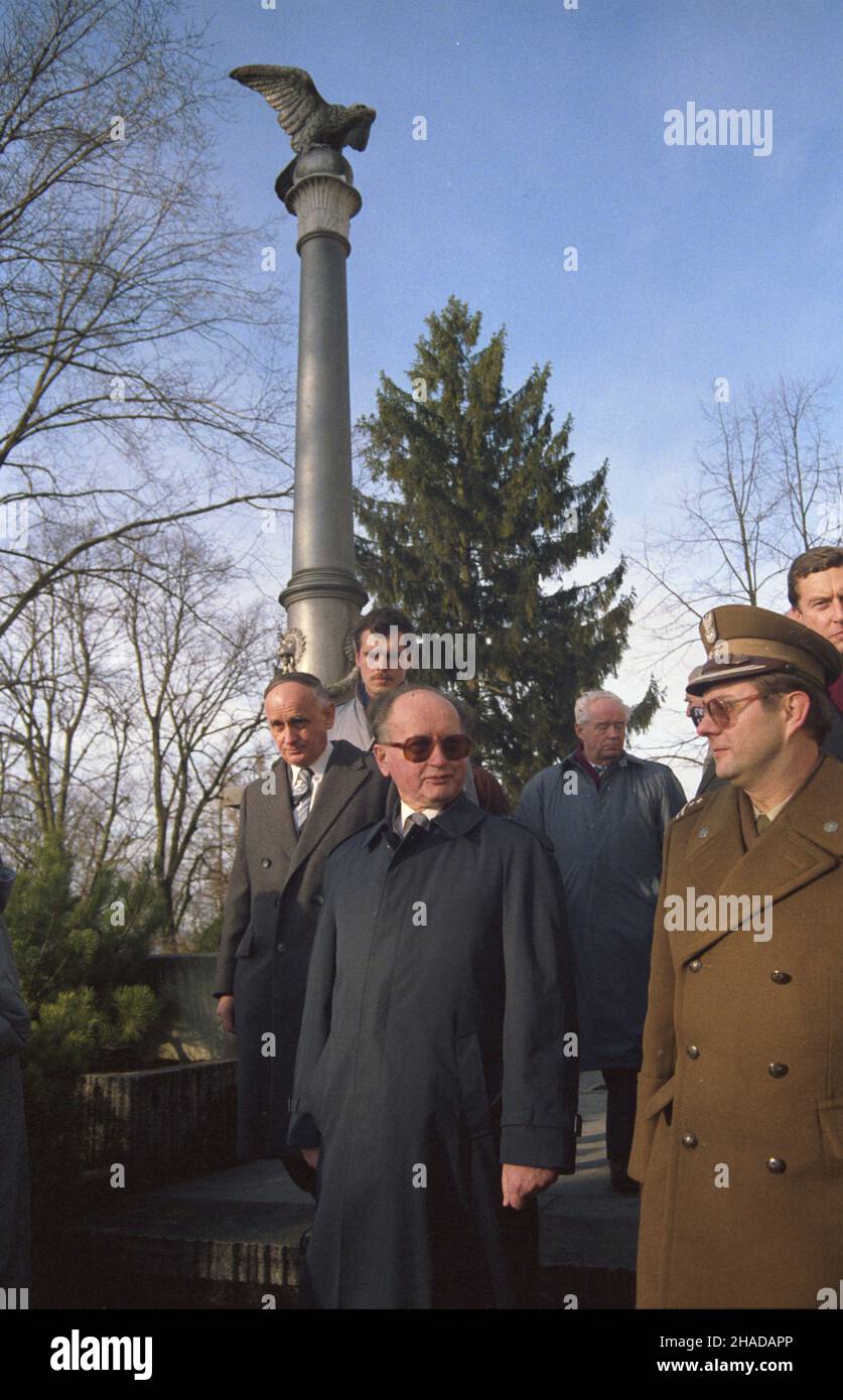 Rapperswil 03.02.1990.Wizyta prezydenta Polski Wojciecha Jaruzelskiego W Szwajcarii.NZ.Wojciech Jaruzelski (C) na terenie Muzeum Polskiego.Z lewej ambasador RP W Szwajcarii Zdzis³aw Czeszejko-Sochacki (1L).W g³êbi Polska Kolumna Wolnoœci zwieñczonej rzeŸb¹ or³a z czasów rozbiorowych. wb PAP/Grzegorz RogiñskiRapperswil, le 3 février 1990.Le président polonais Wojciech Jaruzelski se rend en Suisse.Photo : Wojciech Jaruzelski (C) au Musée polonais.A gauche, l'Ambassadeur de Pologne en Suisse Zdzislaw Czeszejko-Sochacki (1L).En arrière-plan le polonais Freedom Colu Banque D'Images