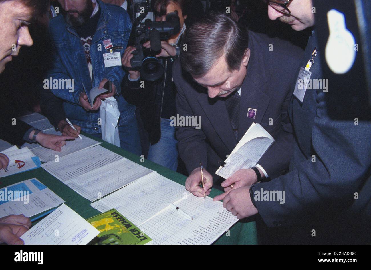 Gdañsk 04,1990.II Krajowy Zjazd Delegatów NSZZ Solidarnoœæ W hali widowiskowo-sportowej Olivia (19-24 kwietnia 1990).przewodnicz¹cy NZ NZ Solidarnoœæ Lech Wa³êsa podpisuje siê na liœcie delegatów. wb PAP/Ireneusz Sobieszczuk Dok³adny dzieñ wydarzenia nieustalony.Gdansk avril 1990.Le Congrès national de solidarité de 2nd délégués syndicaux à la salle de divertissement et de sport Olivia (19-24 avril 1990).Photo: Lech Walesa, leader de la solidarité, signe une liste de délégués. wb PAP/Ireneusz Sobieszczuk Date exacte inconnue. Banque D'Images