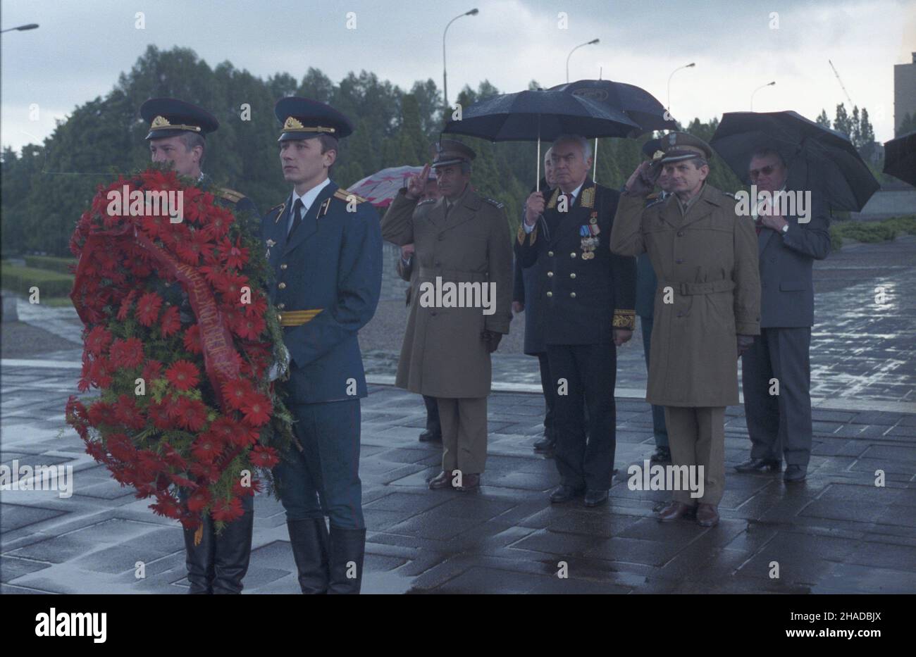 Varsovie 09.05.1990.Obchody 45. Rocznicy zakoñczenia II wojny œwiatowej.ambasador ZSRR Jurij Kaszlew (3P) sk³ada wieniec na Cmentarzu Mauzolée ¯o³nierzy Radzieckich przy ulicy ¯wirki i Wigury. wb PAP/Ireneusz SobieszczukVarsovie 09 mai 1990.Cérémonies marquant le 45th anniversaire de la fin de la Seconde Guerre mondiale. Photo : l'ambassadeur de l'URSS Yuri Kashlev (3rd à droite) dépose une couronne au cimetière militaire soviétique Memorial de Zwirki et de la rue Wigury. wb PAP/Ireneusz Sobieszczuk Banque D'Images