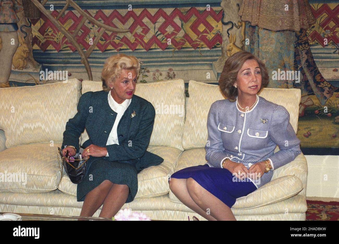 Hiszpania Madryt 12.06.1990.Wizyta prezydenta Polski Wojciecha Jaruzelskiego W Hiszpanii (11-12.06.1990).Wizyta u króla Hiszpanii Juana Carlosa W Pa³acu Królewskim El Pardo.NZ.Barbara Jaruzelska (L) i królowa Hiszpanii Zofia. msa PAP/Janusz MazurMadrid, Espagne, le 12 juin 1990.Le président polonais Wojciech Jaruzelski se rend en Espagne (du 11 au 12 juin).Photo : Barbara (L), femme du Président Jaruzelski, et la reine Sophia au Palais Royal d'El Pardo. msa PAP/Janusz Mazur Banque D'Images