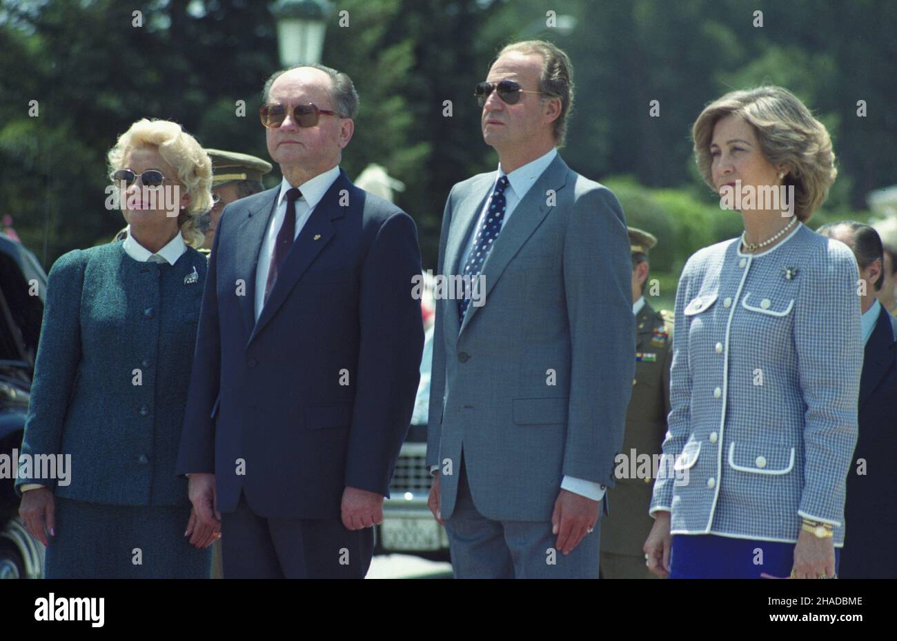 Hiszpania Madryt 12.06.1990.Wizyta prezydenta Polski Wojciecha Jaruzelskiego (2L) W Hiszpanii (11-12.06.1990).NZ. Wizyta u króla Hiszpanii Juana Carlosa (2P) i jego ¿ony królowej Zofii (1P) W Pa³acu Królewskim El Pardo.Z lewej Barbara Jaruzelska. msa PAP/Janusz MazurMadrid, Espagne, le 12 juin 1990.Le président polonais Wojciech Jaruzelski (2L) se rend en Espagne (du 11 au 12 juin).Photo : le président Jaruzelski, le roi espagnol Juan Carlos (2R), la reine Sophia (1R) et l'épouse du président Jaruzelski Barbara (L) au Palais Royal d'El Pardo. msa PAP/Janusz Mazur Banque D'Images