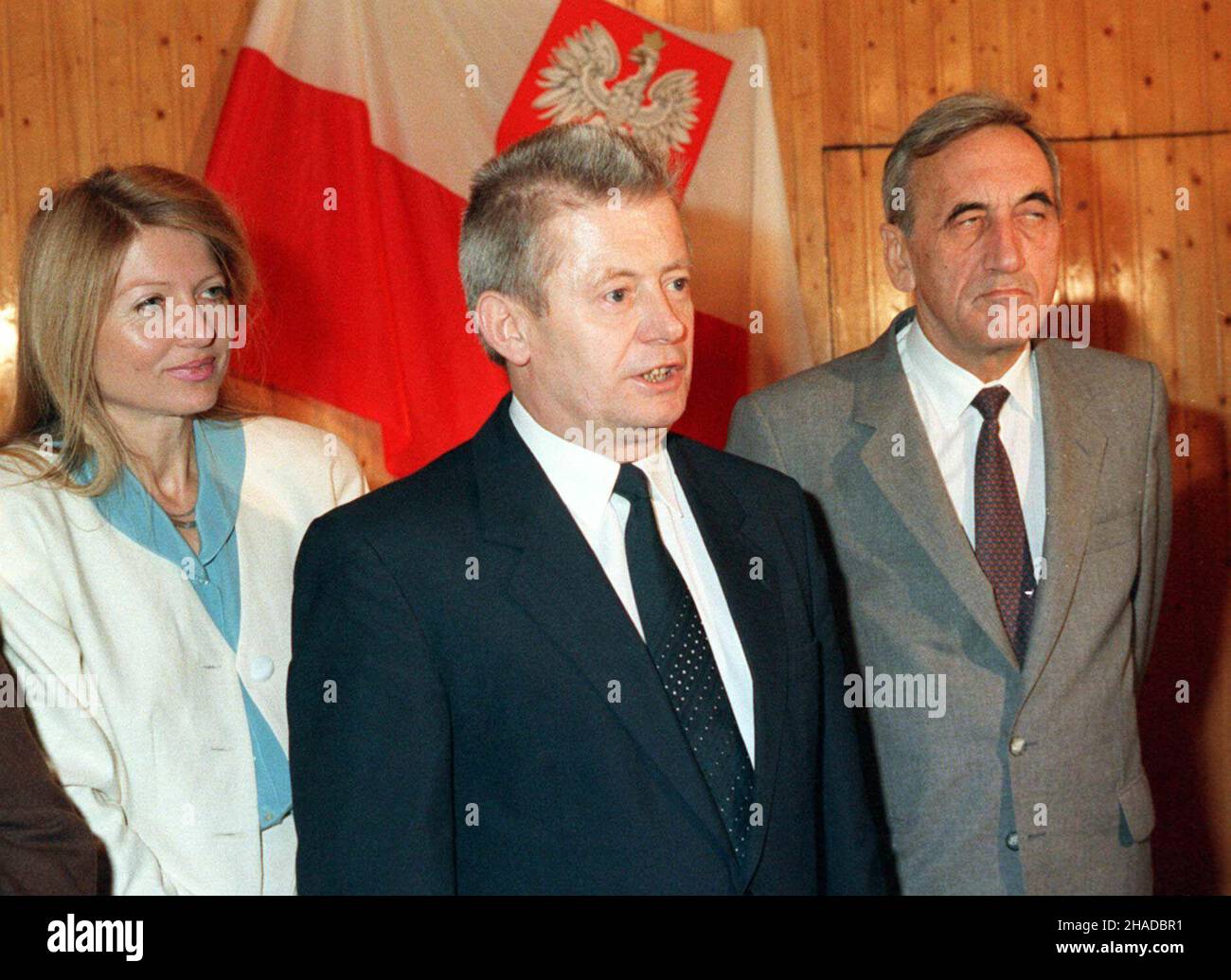 Budapazt, Wêgry, 16.06.1990.Premier RP Tadeusz Mazowiecki (P) i rzecznik rz¹du Ma³gorzata Niezabitowska (L) W Domu Polonii, podczas wizyty na Wêgrzech.(m.) PAP/Piotr Teodor WalczakBudapest, Hongrie, 16.06.1990.Le PM polonais Tadeusz Mazowiecki (R) et le porte-parole du gouvernement Malgorzata Niebabitowska (L) en visite aux Polonais de Hongrie, lors de leur visite à Budapest.(m.) PAP/Piotr Teodor Walczak Banque D'Images