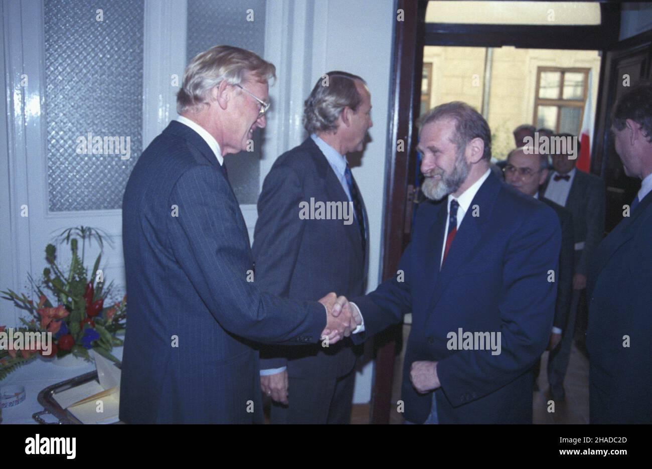 Varsovie 21.09.1990.Otwarcie sta³ego przedstawicielstwa Europejskiej Wspólnoty Gospodarczej (EWG) W budynku przy Alejach Ujazdowskich 14, W rok po zawarciu umowy handlowej miêdzy Polsk¹ i EWG.Uroczystoœci przewodniczy³ wiceprzewodnicz¹cy Komisji EWG Frans Andriessen (L).NZ. m.in. szef Opywatelskiego Klubu Parlamentarnego (OKP) Bronis³aw Geremek. mw PAP/Jan BogaczVarsovie, le 21 septembre 1990.L'ouverture du bureau de la Communauté économique européenne dans le bâtiment situé au 14, avenue Ujazdowskie.La cérémonie était présidée par le vice-président de la Commission de la CEE, Frans Andriessen (L).En photo parmi les autres Banque D'Images