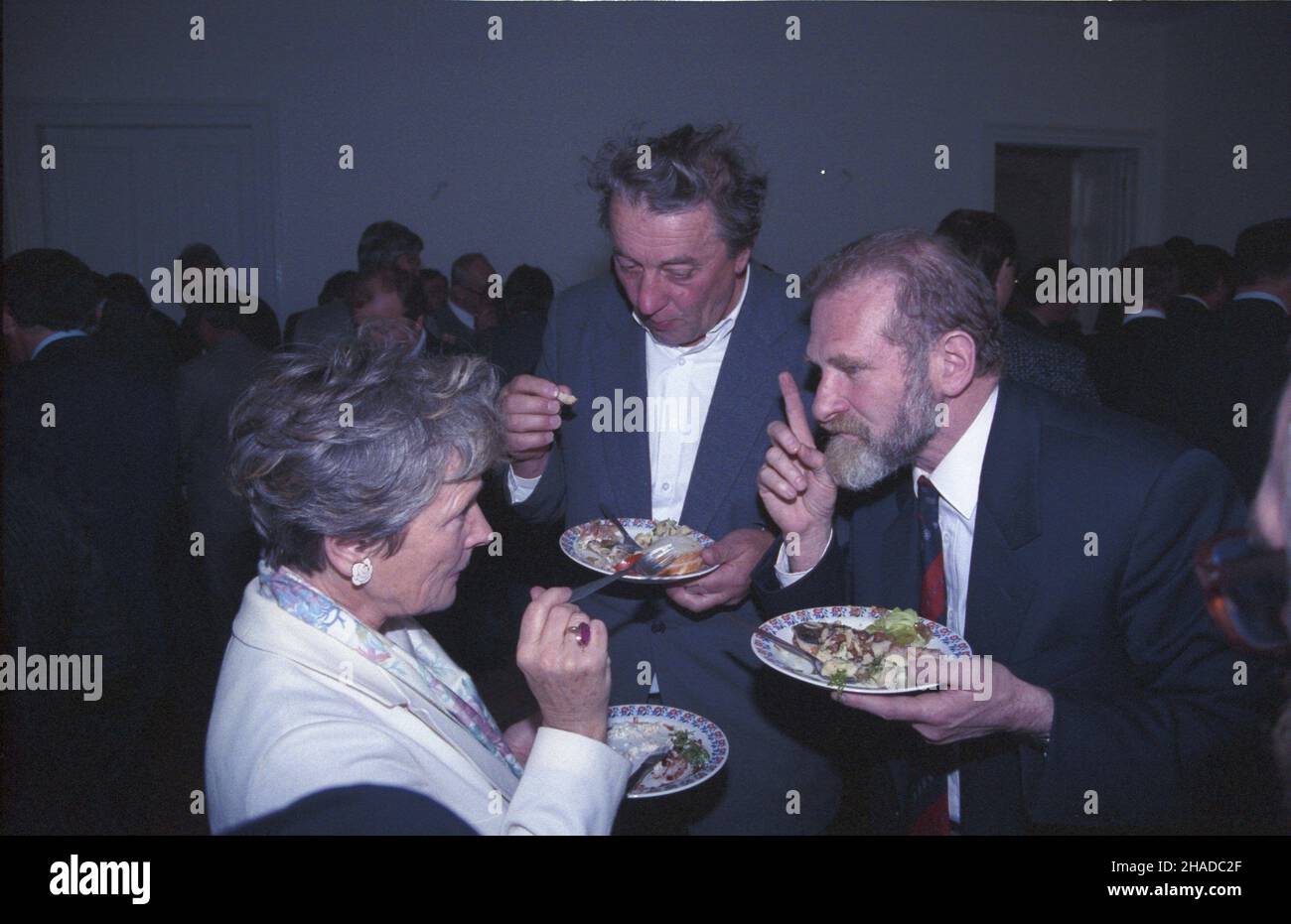 Varsovie 21.09.1990.Otwarcie sta³ego przedstawicielstwa Europejskiej Wspólnoty Gospodarczej (EWG) W budynku przy Alejach Ujazdowskich 14, W rok po zawarciu umowy handlowej miêdzy Polsk¹ i EWG.Uroczystoœci przewodniczy³ wiceprzewodnicz¹cy Komisji EWG Frans Andriessen.OD lewej: wicemarsza³ek Sejmu Olga Krzy¿anowska, wicemarsza³ek Senatu Józef Œlisz, szef Obywatelskiego Klubu Parlamentarnego (OKP) Bronis³aw Geremek. mw PAP/Jan BogaczVarsovie, le 21 septembre 1990.L'ouverture du bureau de la Communauté économique européenne dans le bâtiment situé au 14, avenue Ujazdowskie, un an après une CEE-Pologne Banque D'Images