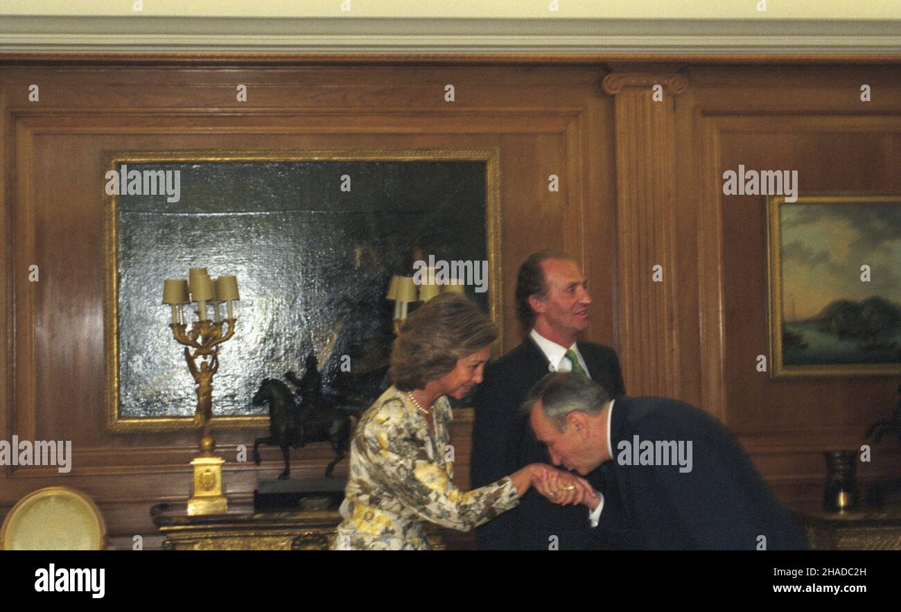 Hiszpania Madryt 25.09.1990.Wizyta premiera RP Tadeusza Mazowieckiego W Hiszpanii (25-28.09.1990).NZ. Spotkanie z hiszpañsk¹ par¹ królewsk¹ Juanem Carlosem (P) oraz królow¹ Zofi¹ (L). msa PAP/Marek Cezary LangdaMadrid, Espagne, le 25 septembre 1990.Le Premier ministre polonais Tadeusz Mazowiecki visite l'Espagne (sept25-28).Photo : le PM Mazowiecki rencontre le roi espagnol Juan Carlos (R) et la reine Sophia (L). msa PAP/Marek Cezary Langda Banque D'Images