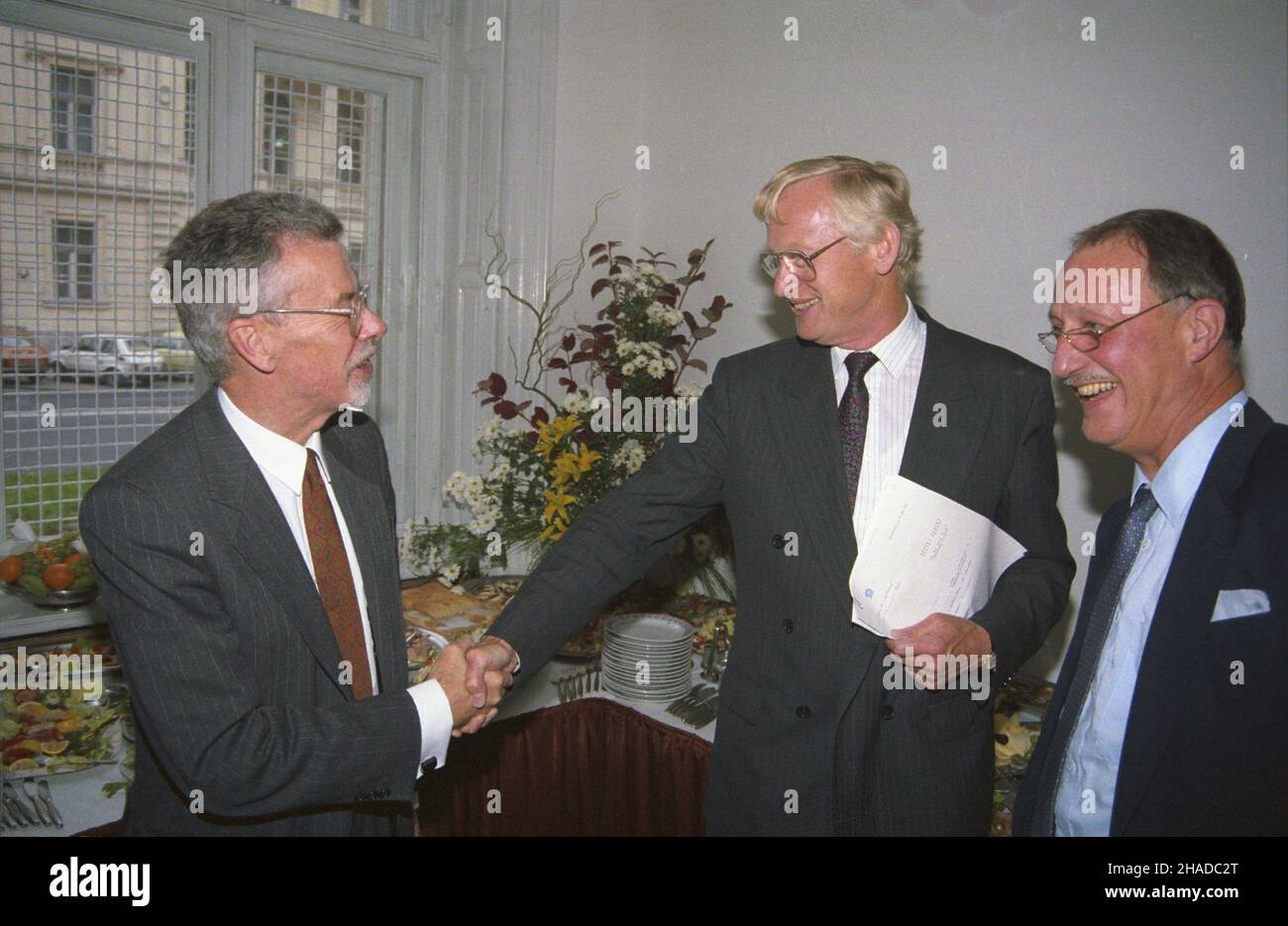 Varsovie 21.09.1990.Otwarcie sta³ego przedstawicielstwa Europejskiej Wspólnoty Gospodarczej (EWG) W budynku przy Alejach Ujazdowskich 14.Uroczystoœci przewodniczy³ wiceprzewodnicz¹cy Komisji EWG Frans Andriessen (2L).Z lewej pierwszy ambasador RP przy Wspólnotach Europejskich W Brukseli Jan Ku³akowski. mw PAP/Jan BogaczVarsovie, le 21 septembre 1990.L'ouverture du bureau de la Communauté économique européenne dans le bâtiment situé au 14, avenue Ujazdowskie.La cérémonie était présidée par le vice-président de la Commission de la CEE, Frans Andriessen (2L).A gauche, le premier ambassadeur de Pologne au commun européen Banque D'Images