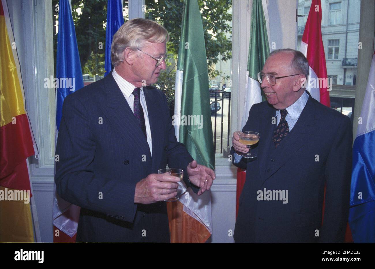 Varsovie 21.09.1990.Otwarcie sta³ego przedstawicielstwa Europejskiej Wspólnoty Gospodarczej (EWG) W budynku przy Alejach Ujazdowskich 14, W rok po zawarciu umowy handlowej miêdzy Polsk¹ i EWG.NZ. wiceprzewodnicz¹cy Komisji EWG Frans Andriessen (L) i ministre sprw zagranicznych RP Krzysztof Skubiszewski. mw PAP/Jan BogaczVarsovie, le 21 septembre 1990.L'ouverture du bureau de la Communauté économique européenne dans le bâtiment situé au 14, avenue Ujazdowskie, un an après la signature d'un accord commercial entre la Pologne et la CEE.Photo : le vice-président de la Commission de la CEE, Frans Andriessen (L), et le min. Étranger de Pologne Banque D'Images