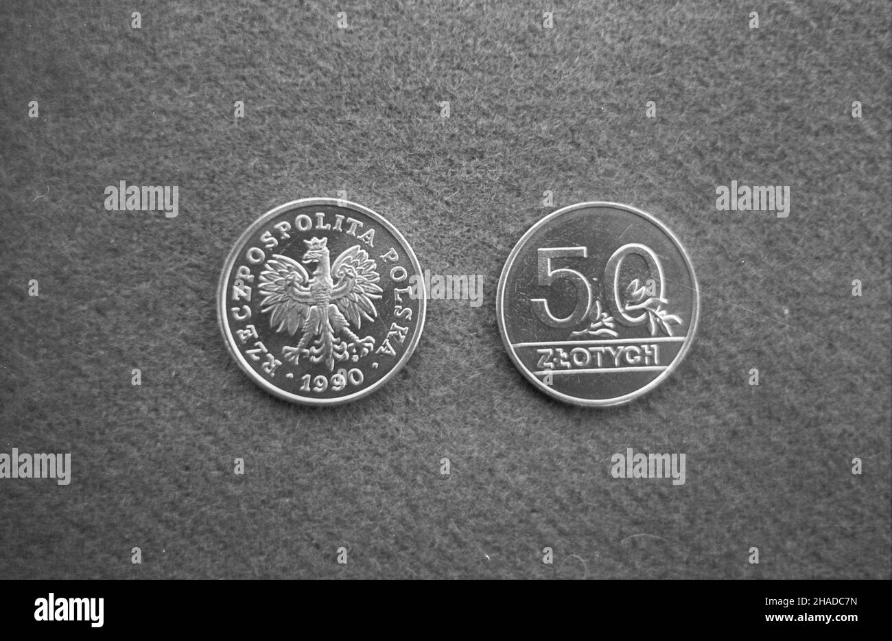 Varsovie 10,1990.5 listopada 1990 r. wejd¹ do obiegu nowe monety o nomina³ach 50 i 100 z³otych, wykonane z miedzioniklu, wg projektu Ewy TYC-Karpiñskiej. meg PAP/Witold Rozmys³owicz Dok³adny dzieñ wydarzenia nieustalony. Banque D'Images