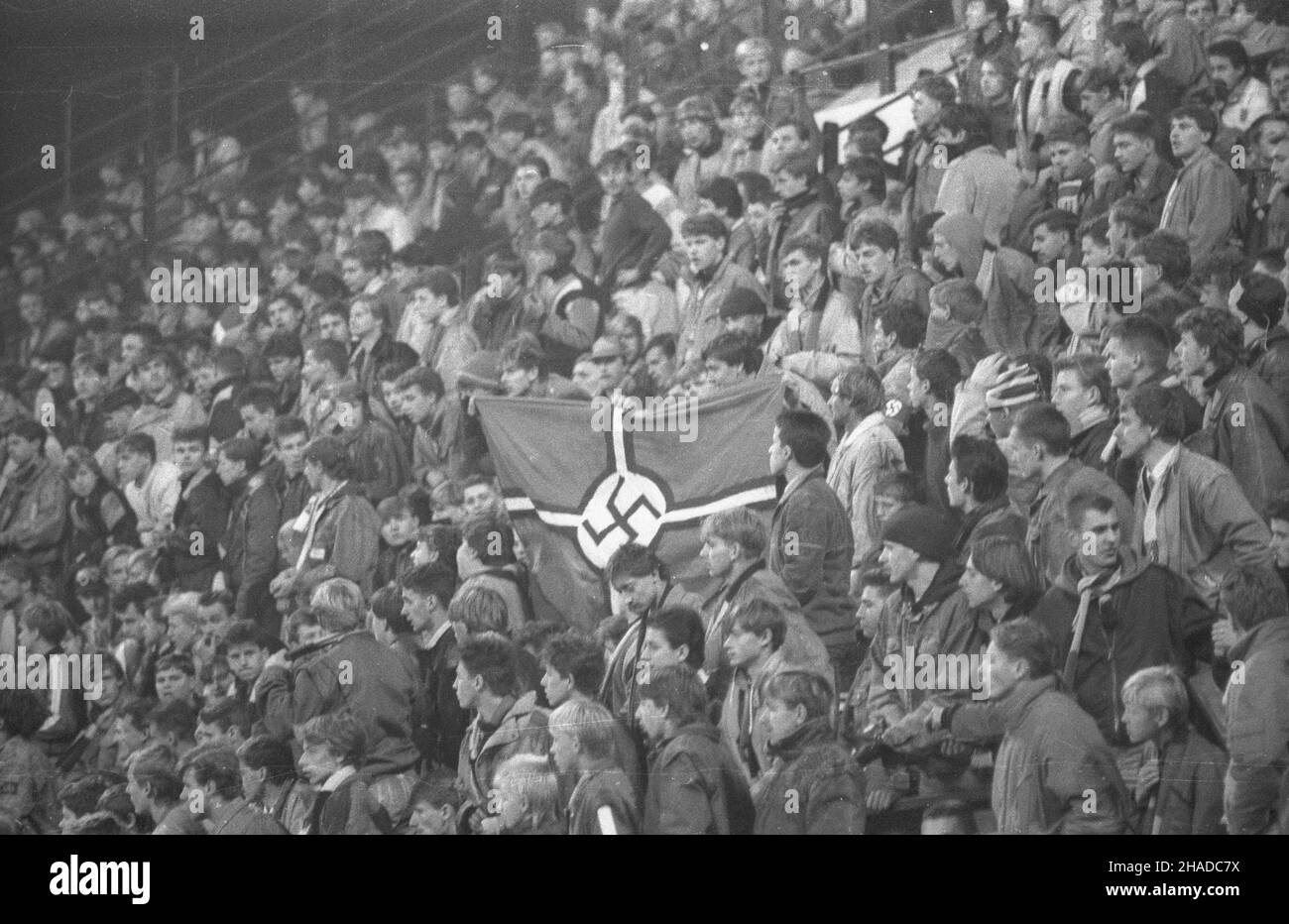 Chorzów 24.10.1990.II runda Pucharu UEFA (Ligue Europy UEFA).Mezz pomiêdzy GKS Katowice i TSV Bayer Leverkusen, na stadionie GKS Katowice (Stadion Œl¹ski).NZ. Niemieccy kibice rozwinêli flagê ze swastyk¹. meg PAP/Stanis³aw Jakubowski Banque D'Images